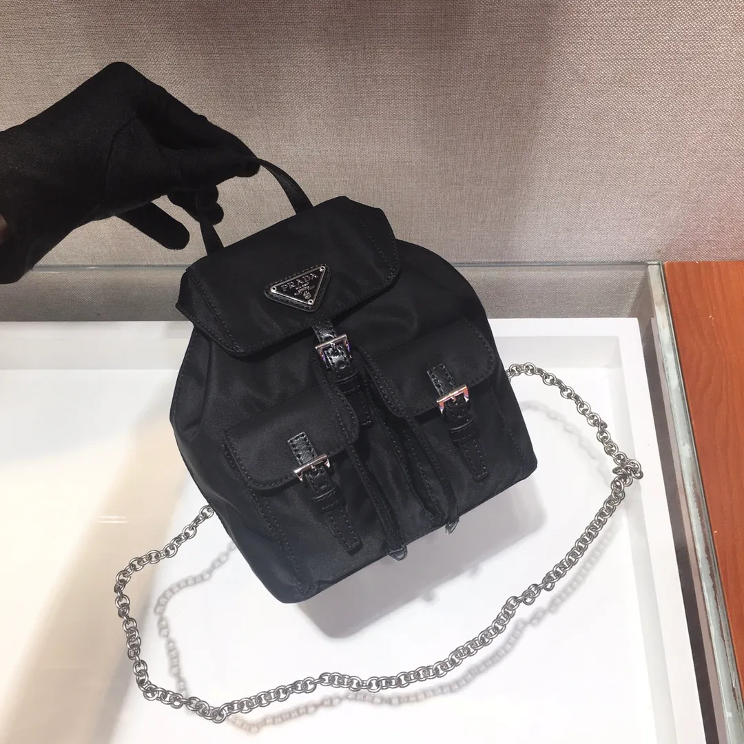 💰860🎉New model🎉The latest Mini cross-body backpack 1BH029🎉So cute😘😘The miniaturized version of the classic backpack🙈🙈It can be worn on one shoulder or across the body. Beauties who like small bags and are fashionable, hurry up and get it. It is practical, lightweight and good-looking👍👍 Length 17x Height 15.5x Bottom 8cm