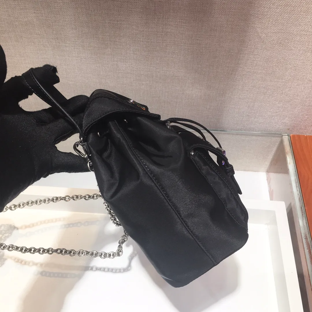 💰860🎉New model🎉The latest Mini cross-body backpack 1BH029🎉So cute😘😘The miniaturized version of the classic backpack🙈🙈It can be worn on one shoulder or across the body. Beauties who like small bags and are fashionable, hurry up and get it. It is practical, lightweight and good-looking👍👍 Length 17x Height 15.5x Bottom 8cm