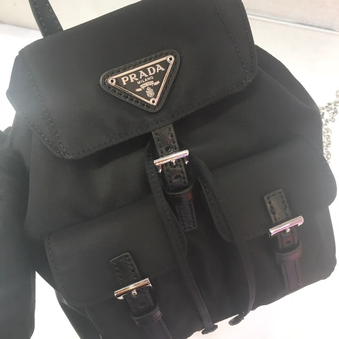 💰860🎉New model🎉The latest Mini cross-body backpack 1BH029🎉So cute😘😘The miniaturized version of the classic backpack🙈🙈It can be worn on one shoulder or across the body. Beauties who like small bags and are fashionable, hurry up and get it. It is practical, lightweight and good-looking👍👍 Length 17x Height 15.5x Bottom 8cm