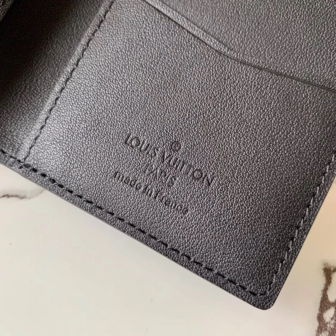 P¥220👉nfc dynamic chip version👈[Top-grade original pure steel hardware]💕 M58808 black full leather pebbled card holder inside and outside Made of extremely soft Taurillon leather, this Pocket Organizer pocket wallet is both fashionable and practical. It has multiple pockets and spaces. The design is compact and lightweight, but enough to accommodate credit cards, banknotes and other personal belongings.  Details 8 x 11 x 1 cm (length x height x width) Taurillon leather Cowhide lining 5 internal pockets 1 external pocket 3 credit card slots Cowhide lining