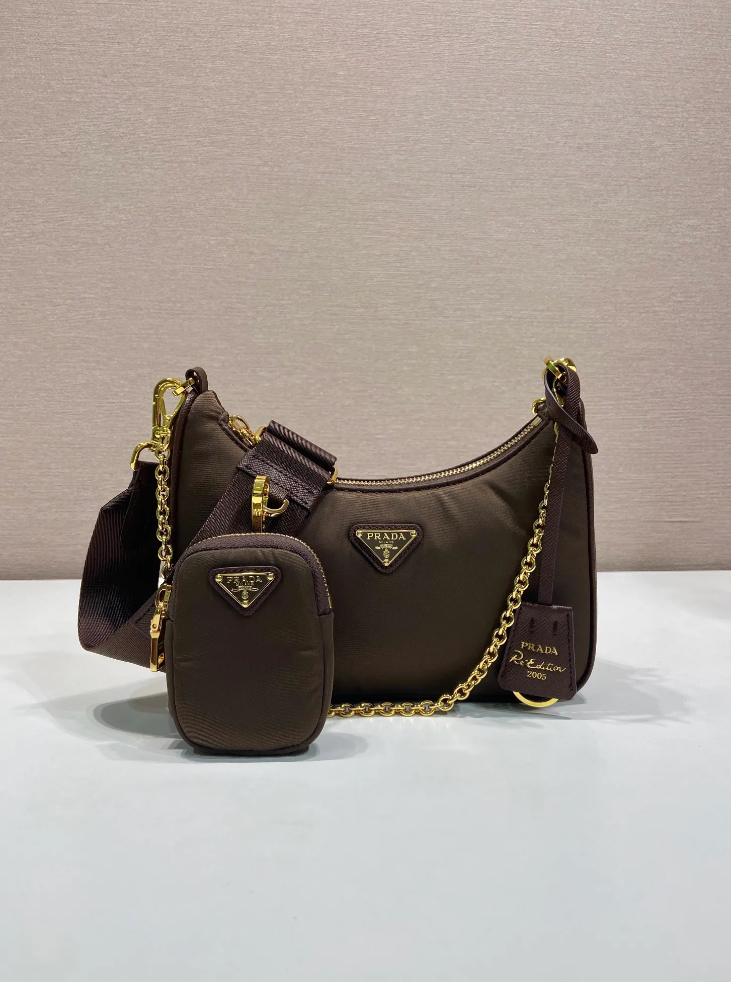 💰1040🎉Hot-selling gold hardware🎉🎉New 1BH204 gold hardware, nylon Hobo hand/armpit bag😘😘Hobo, a group of Internet celebrity sisters who are crazy about planting and popular in the fashion circle, has a new model! 👏👏The design of this Hobo bag is great👍👍One bag with three uses😘😘waist bag/crossbody/single shoulder bag👍👍The handle is replaced by a gold chain, which makes the armpit bag more sexy. It also has a long shoulder strap. What I love most is that the shoulder strap also has a small pendant (small bag), which can also be hung on other bags and pants as accessories. 🙊🙊There is no problem in matching various clothes in normal times😘😘Babies, hurry up and get it, it’s so beautiful🙊🙊Dimensions: Length 22X Height 12x Bottom 6cm👏👏👏💰💰💰