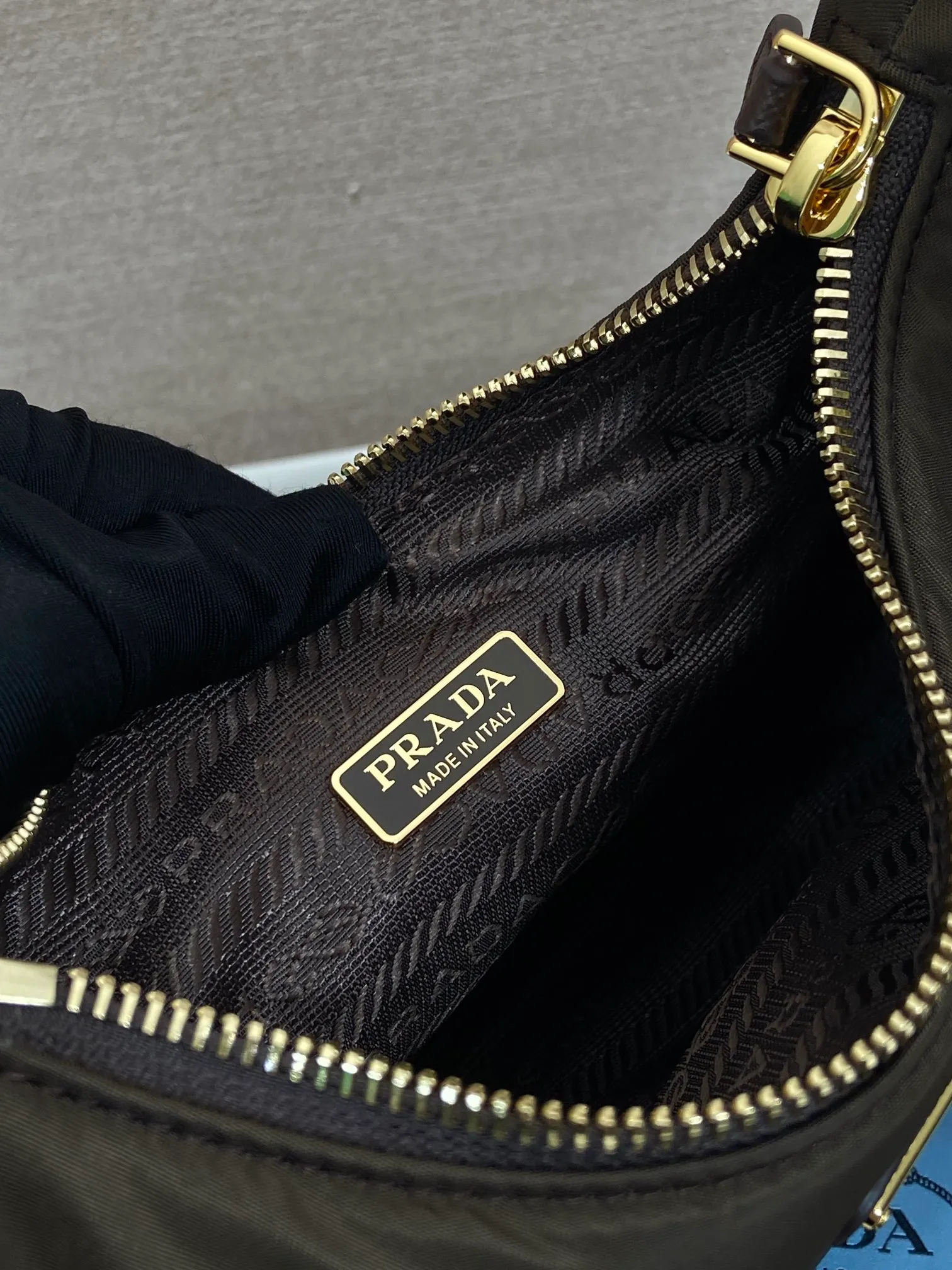 💰1040🎉Hot-selling gold hardware🎉🎉New 1BH204 gold hardware, nylon Hobo hand/armpit bag😘😘Hobo, a group of Internet celebrity sisters who are crazy about planting and popular in the fashion circle, has a new model! 👏👏The design of this Hobo bag is great👍👍One bag with three uses😘😘waist bag/crossbody/single shoulder bag👍👍The handle is replaced by a gold chain, which makes the armpit bag more sexy. It also has a long shoulder strap. What I love most is that the shoulder strap also has a small pendant (small bag), which can also be hung on other bags and pants as accessories. 🙊🙊There is no problem in matching various clothes in normal times😘😘Babies, hurry up and get it, it’s so beautiful🙊🙊Dimensions: Length 22X Height 12x Bottom 6cm👏👏👏💰💰💰