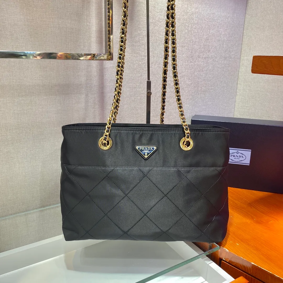 💰1240🎉Second-hand zipper style🎉1BD626🎉🎉 This Vintage vintage chain rhombus hobo bag has a great design👏👏 Purely handmade nylon rhombus design, can be worn on one shoulder, across the body, or carried on the street. The imported black gold chain is really the eternal theme of vintage😘😘It is simple and elegant, and the capacity is very large👍The upper body is particularly trendy, versatile and fashionable. No matter casual or formal, they all have a stable temperament. Hurry up and get it🙊I love this second-hand hobo bag so much😘😘 Length 33x Height 26.5x Bottom 8cm