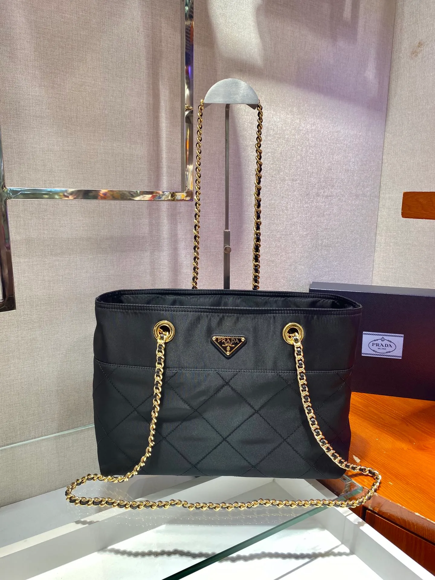 💰1240🎉Second-hand zipper style🎉1BD626🎉🎉 This Vintage vintage chain rhombus hobo bag has a great design👏👏 Purely handmade nylon rhombus design, can be worn on one shoulder, across the body, or carried on the street. The imported black gold chain is really the eternal theme of vintage😘😘It is simple and elegant, and the capacity is very large👍The upper body is particularly trendy, versatile and fashionable. No matter casual or formal, they all have a stable temperament. Hurry up and get it🙊I love this second-hand hobo bag so much😘😘 Length 33x Height 26.5x Bottom 8cm