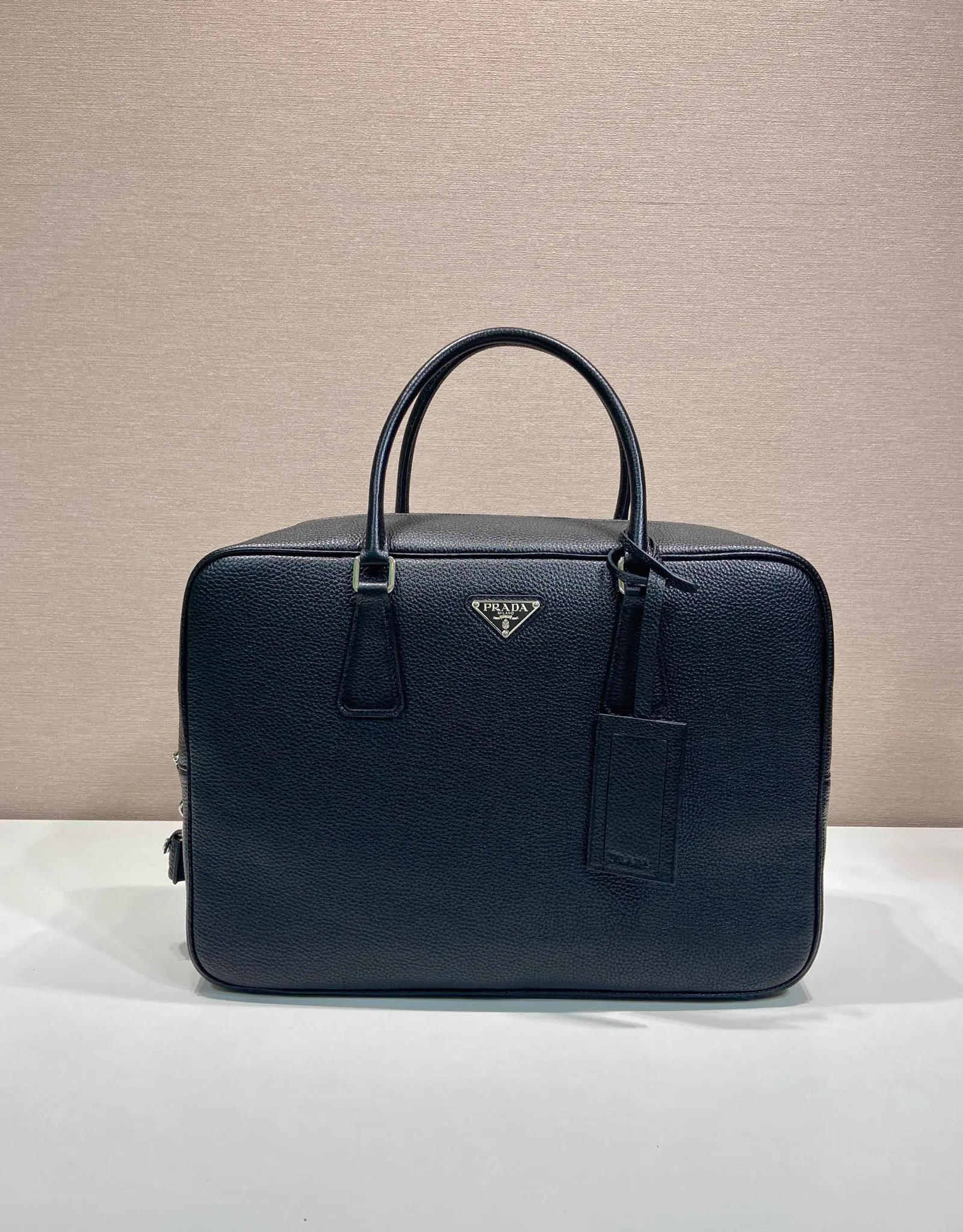 💰2160🎉New briefcase🎉2VE027 with lock🎉🎉 Made of soft deerskin cowhide, its functional silhouette is embellished with refined and classic details, closure and lock, removable leather name tag, interior zipper pocket and patch pocket, large capacity. Another popular style that will never go out of style🎉🎉Handsome guys, hurry up and get it🎉🎉 Length 40x Height 28x Bottom 12.5cm🎉🎉🎉💰💰💰