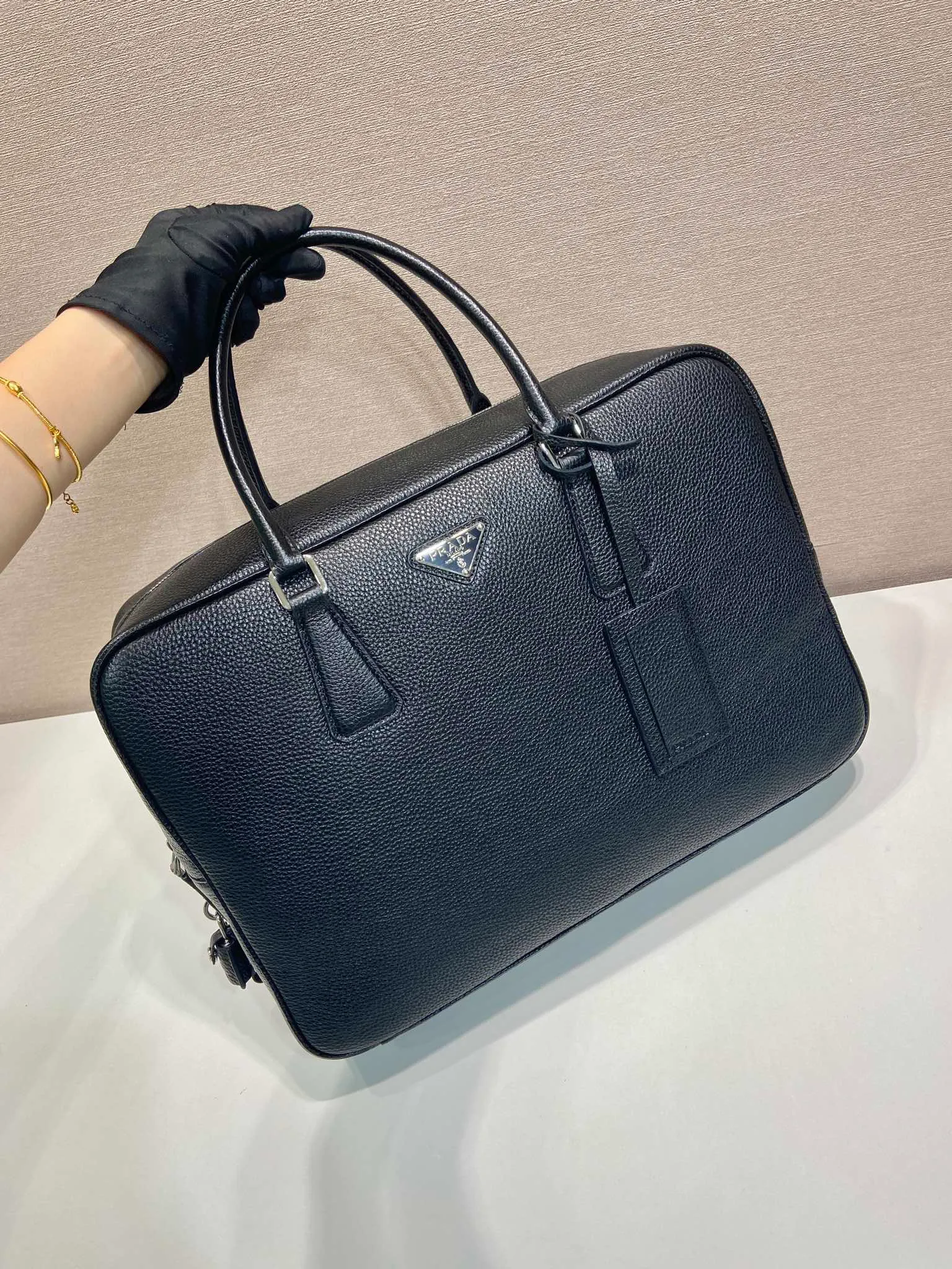 💰2160🎉New briefcase🎉2VE027 with lock🎉🎉 Made of soft deerskin cowhide, its functional silhouette is embellished with refined and classic details, closure and lock, removable leather name tag, interior zipper pocket and patch pocket, large capacity. Another popular style that will never go out of style🎉🎉Handsome guys, hurry up and get it🎉🎉 Length 40x Height 28x Bottom 12.5cm🎉🎉🎉💰💰💰