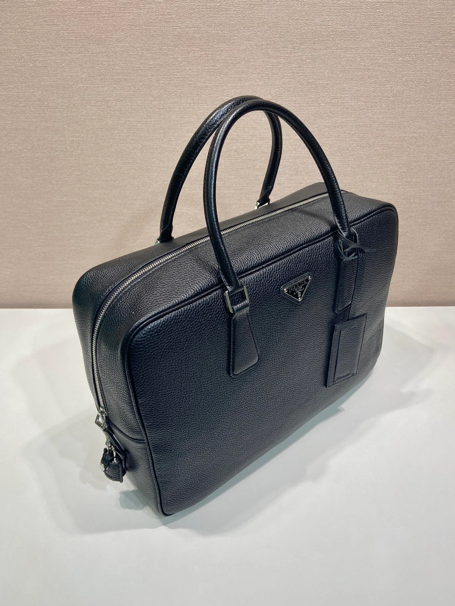 💰2160🎉New briefcase🎉2VE027 with lock🎉🎉 Made of soft deerskin cowhide, its functional silhouette is embellished with refined and classic details, closure and lock, removable leather name tag, interior zipper pocket and patch pocket, large capacity. Another popular style that will never go out of style🎉🎉Handsome guys, hurry up and get it🎉🎉 Length 40x Height 28x Bottom 12.5cm🎉🎉🎉💰💰💰