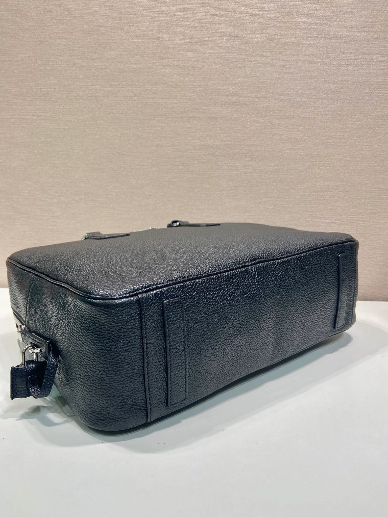 💰2160🎉New briefcase🎉2VE027 with lock🎉🎉 Made of soft deerskin cowhide, its functional silhouette is embellished with refined and classic details, closure and lock, removable leather name tag, interior zipper pocket and patch pocket, large capacity. Another popular style that will never go out of style🎉🎉Handsome guys, hurry up and get it🎉🎉 Length 40x Height 28x Bottom 12.5cm🎉🎉🎉💰💰💰