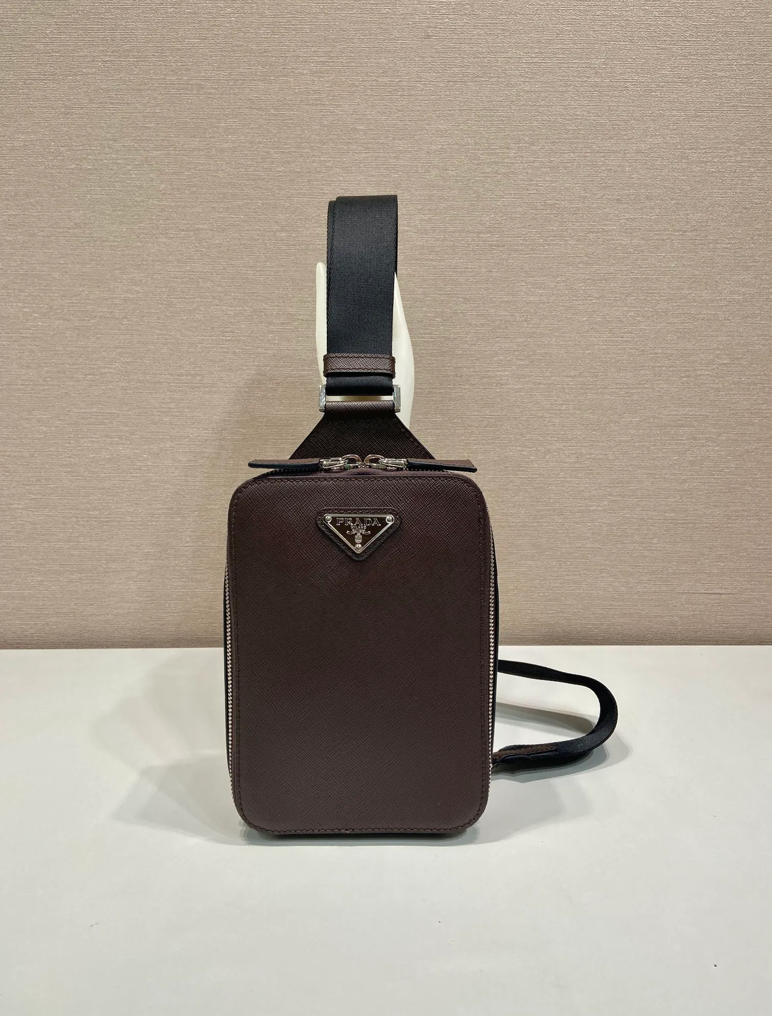💰1120🎉New chest bag🎉2VZ106 chest bag new color🎉🎉 This chest bag is made of imported cross-grain cowhide, with a two-way zipper design, equipped with woven adjustable fabric shoulder straps, and the inner compartment has a mouth strap. The upper body effect is very cool and close-fitting👏👏Another popular style that will never go out of style🎉🎉 Length 14x height 20x bottom 5cm🎉🎉🎉👏👏👏 92698580
