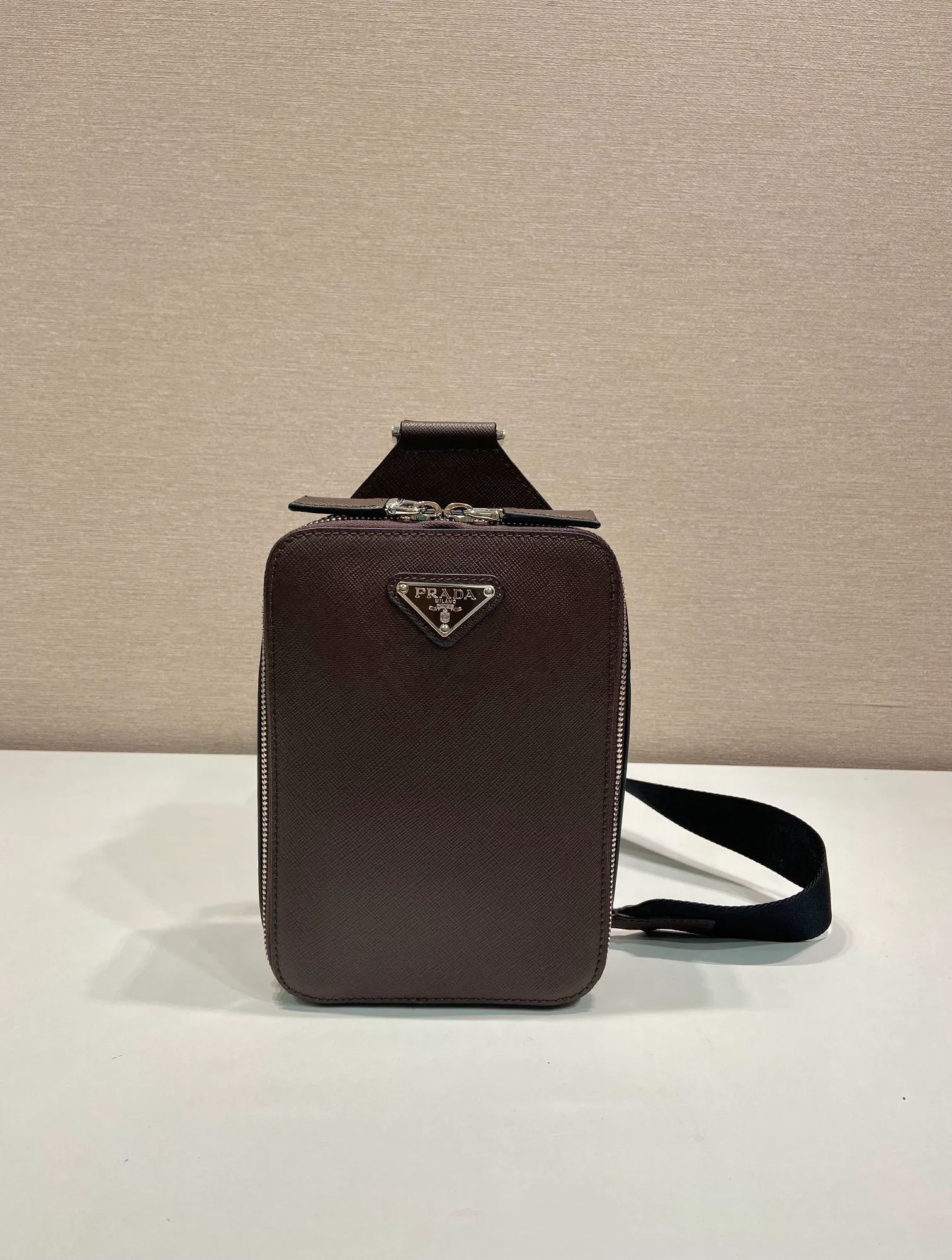 💰1120🎉New chest bag🎉2VZ106 chest bag new color🎉🎉 This chest bag is made of imported cross-grain cowhide, with a two-way zipper design, equipped with woven adjustable fabric shoulder straps, and the inner compartment has a mouth strap. The upper body effect is very cool and close-fitting👏👏Another popular style that will never go out of style🎉🎉 Length 14x height 20x bottom 5cm🎉🎉🎉👏👏👏 92698580