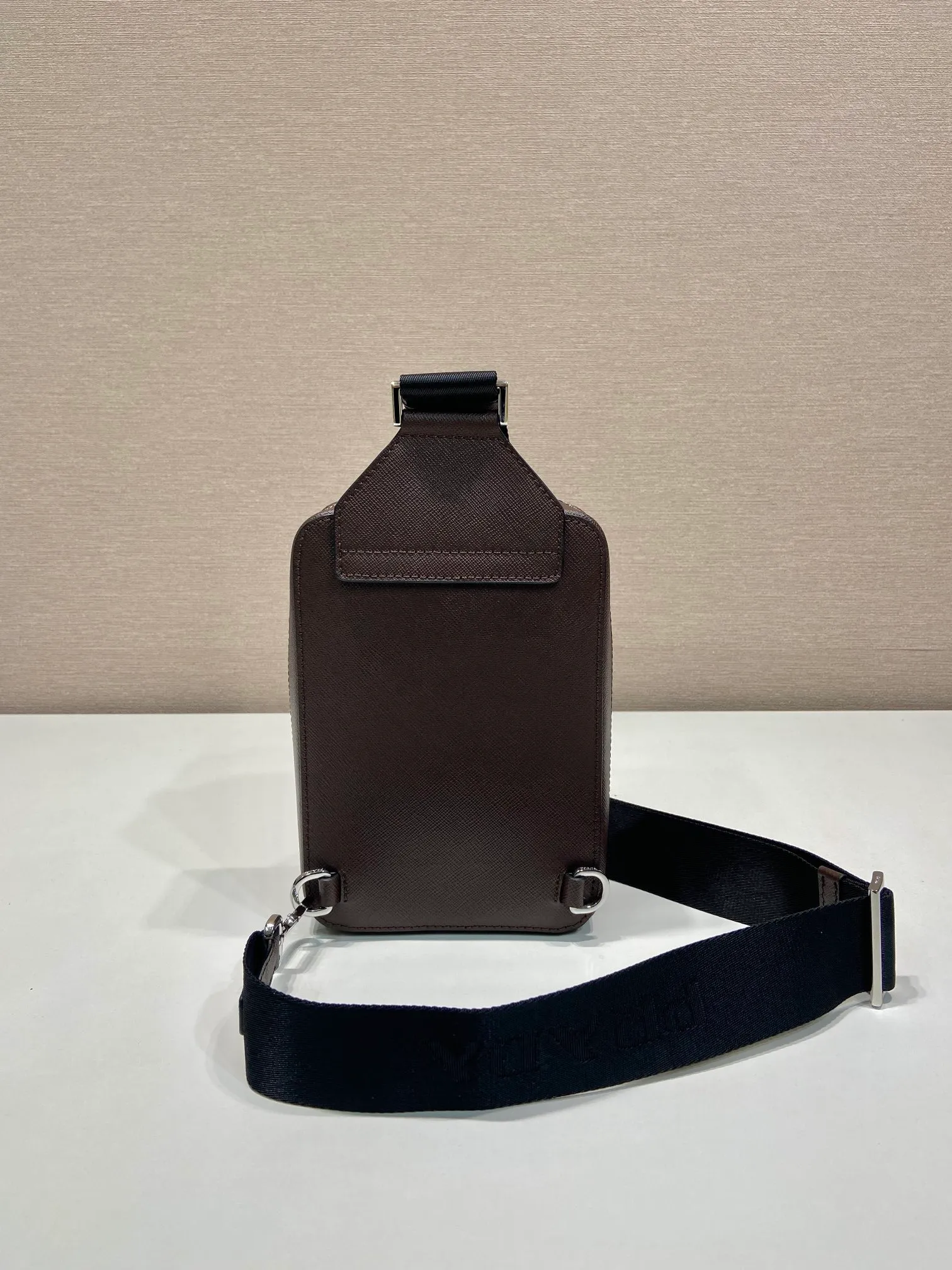 💰1120🎉New chest bag🎉2VZ106 chest bag new color🎉🎉 This chest bag is made of imported cross-grain cowhide, with a two-way zipper design, equipped with woven adjustable fabric shoulder straps, and the inner compartment has a mouth strap. The upper body effect is very cool and close-fitting👏👏Another popular style that will never go out of style🎉🎉 Length 14x height 20x bottom 5cm🎉🎉🎉👏👏👏 92698580