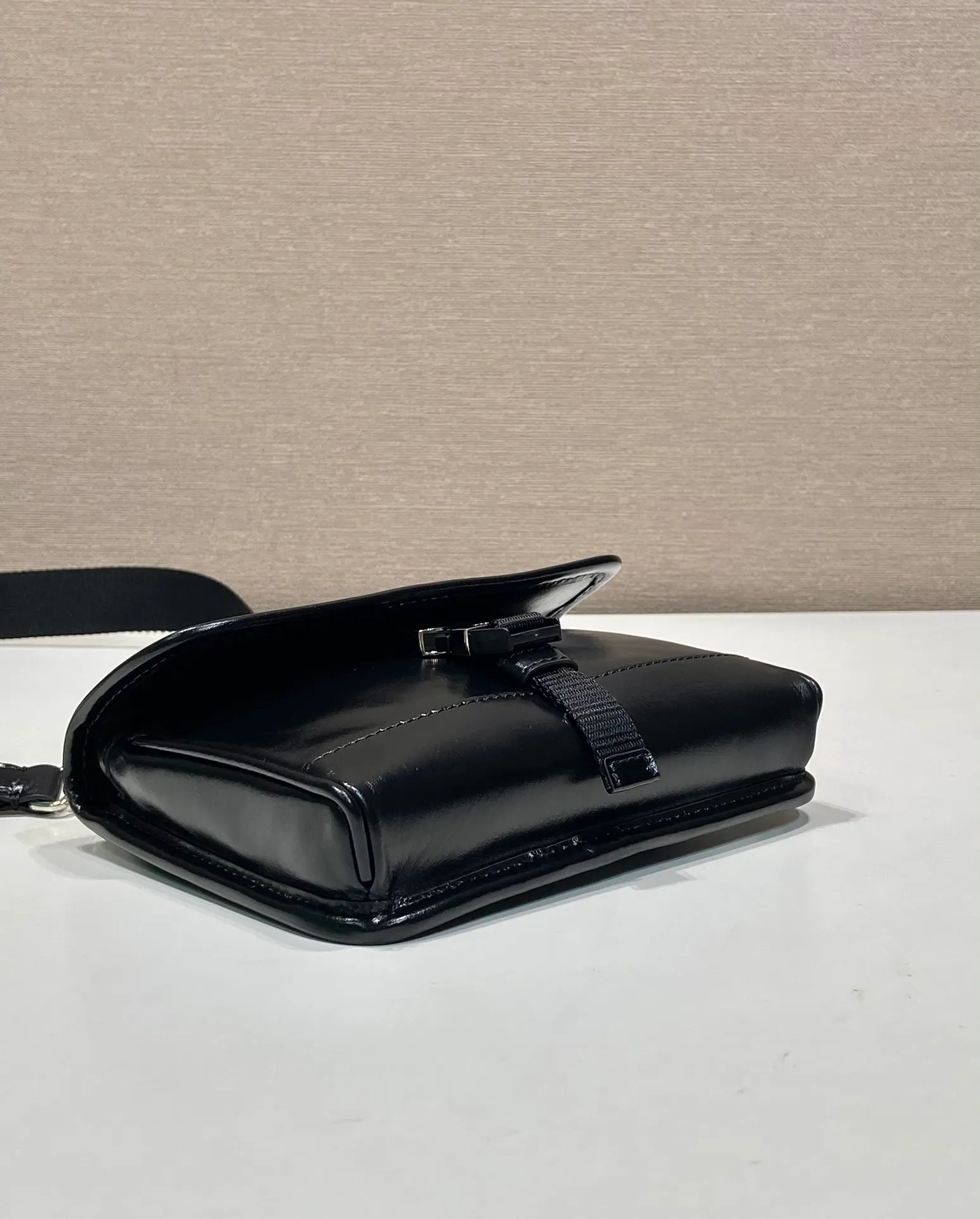 💰900🎉 Oil wax leather small messenger bag 🎉 2ZH108 mobile phone bag 🎉 This small messenger bag is made of oil wax leather 🎉 Equipped with a detachable and adjustable wide nylon shoulder strap. For the now super popular small bag trend, it is definitely worth buying! And it has an inexplicable retro feeling🙊I like the design of PRD so much. It is fashionable😘I recommend this design to be simple and elegant. A triangle logo is enough to show the fashionable atmosphere of personality. It is easy to use for daily use. It is recommended for men and women. 👧🏻➕👨🏻, length 18x height 13x bottom 3cm👏👏👏💰💰💰