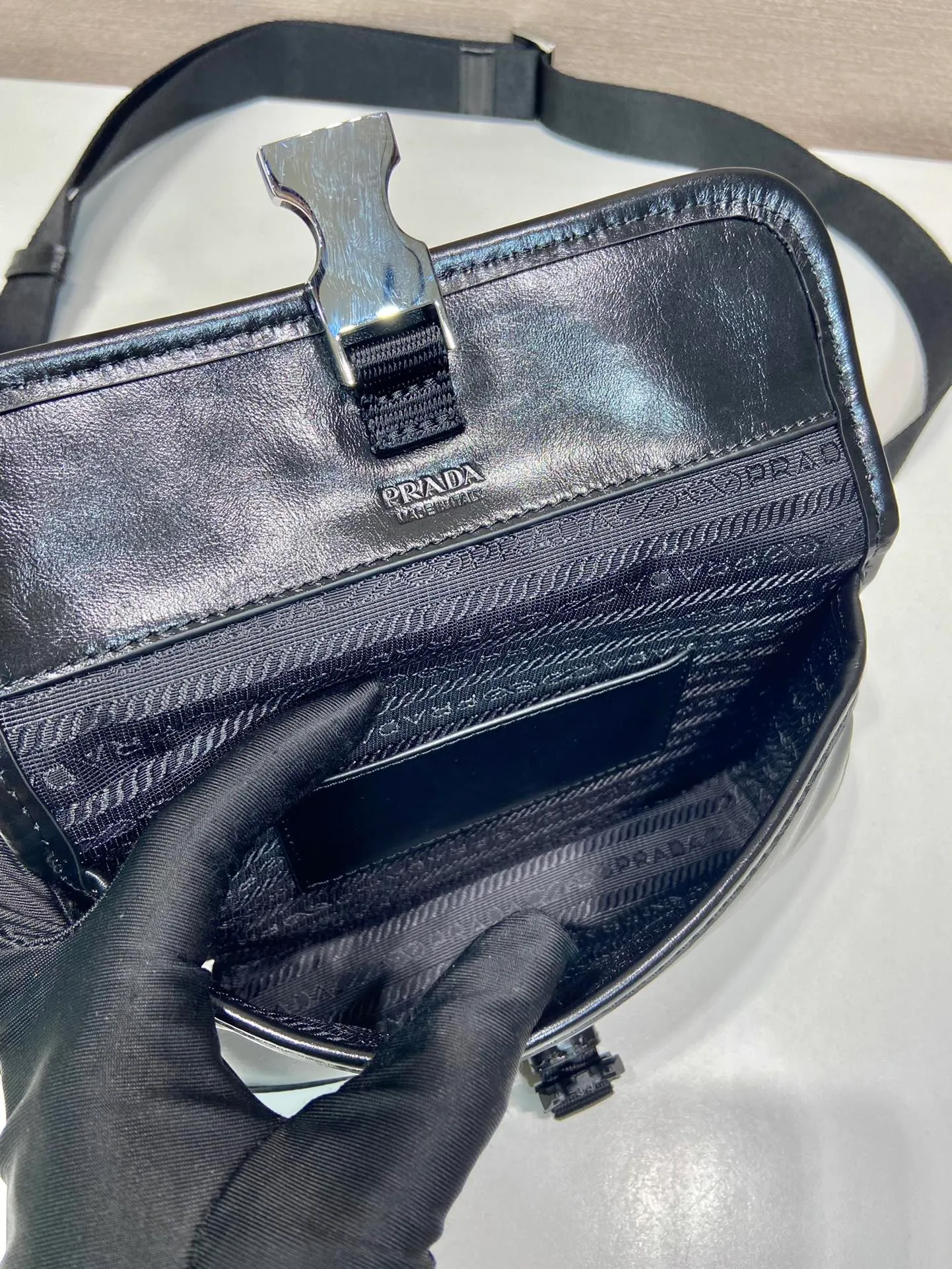 💰900🎉 Oil wax leather small messenger bag 🎉 2ZH108 mobile phone bag 🎉 This small messenger bag is made of oil wax leather 🎉 Equipped with a detachable and adjustable wide nylon shoulder strap. For the now super popular small bag trend, it is definitely worth buying! And it has an inexplicable retro feeling🙊I like the design of PRD so much. It is fashionable😘I recommend this design to be simple and elegant. A triangle logo is enough to show the fashionable atmosphere of personality. It is easy to use for daily use. It is recommended for men and women. 👧🏻➕👨🏻, length 18x height 13x bottom 3cm👏👏👏💰💰💰