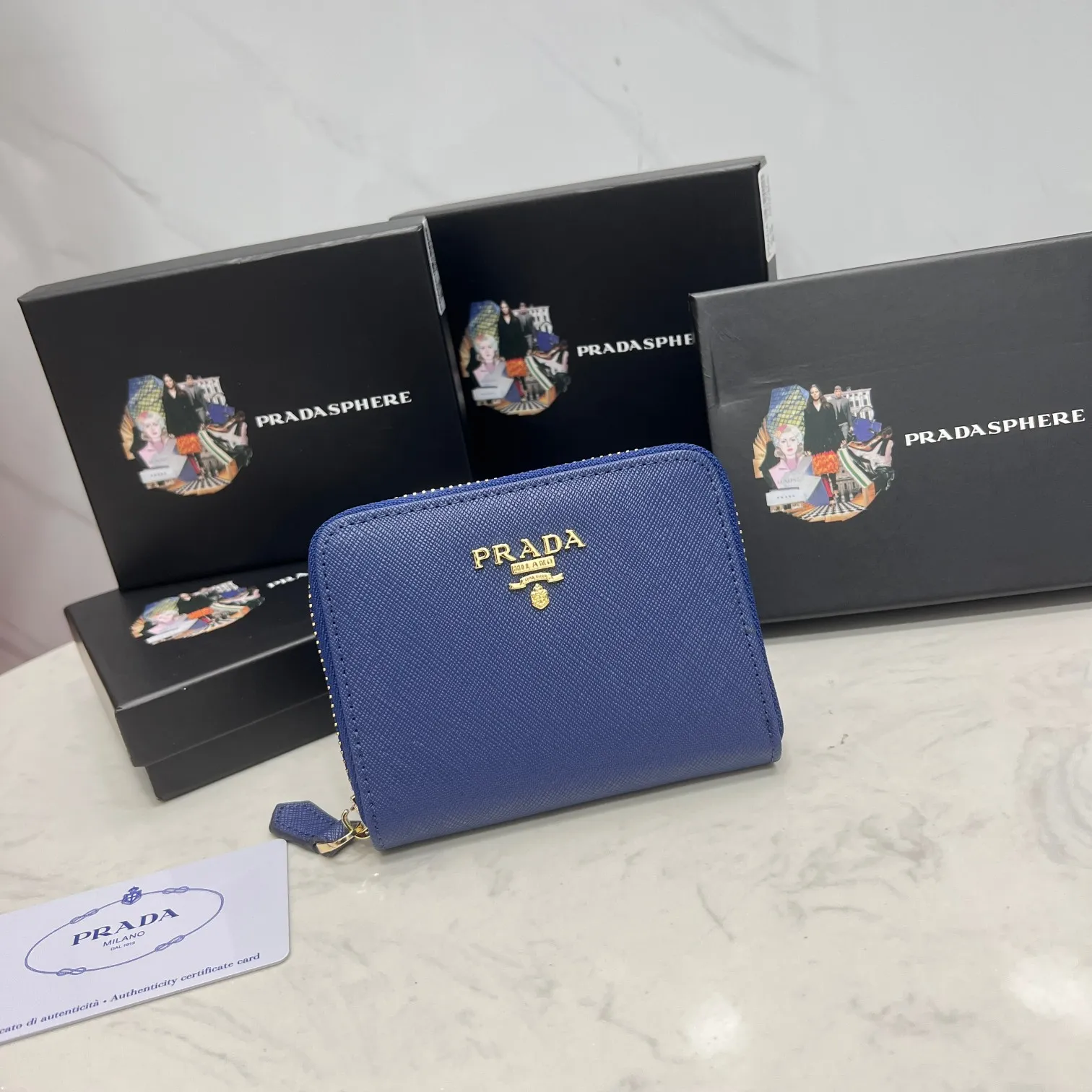 Batch 150 PRADA👏👏Hot-selling men’s card holder💼The latest style at the counter, synchronized with the official website, genuine product development, Italian top-quality original single cross-grain cowhide with excellent texture, threaded lining and imported hardware accessories! Exquisite wiring is even and neat, the oil edges are smooth, No.: LM207, Size: 10cm long, 8cm high, Color: red, black, plum red, blue, pink