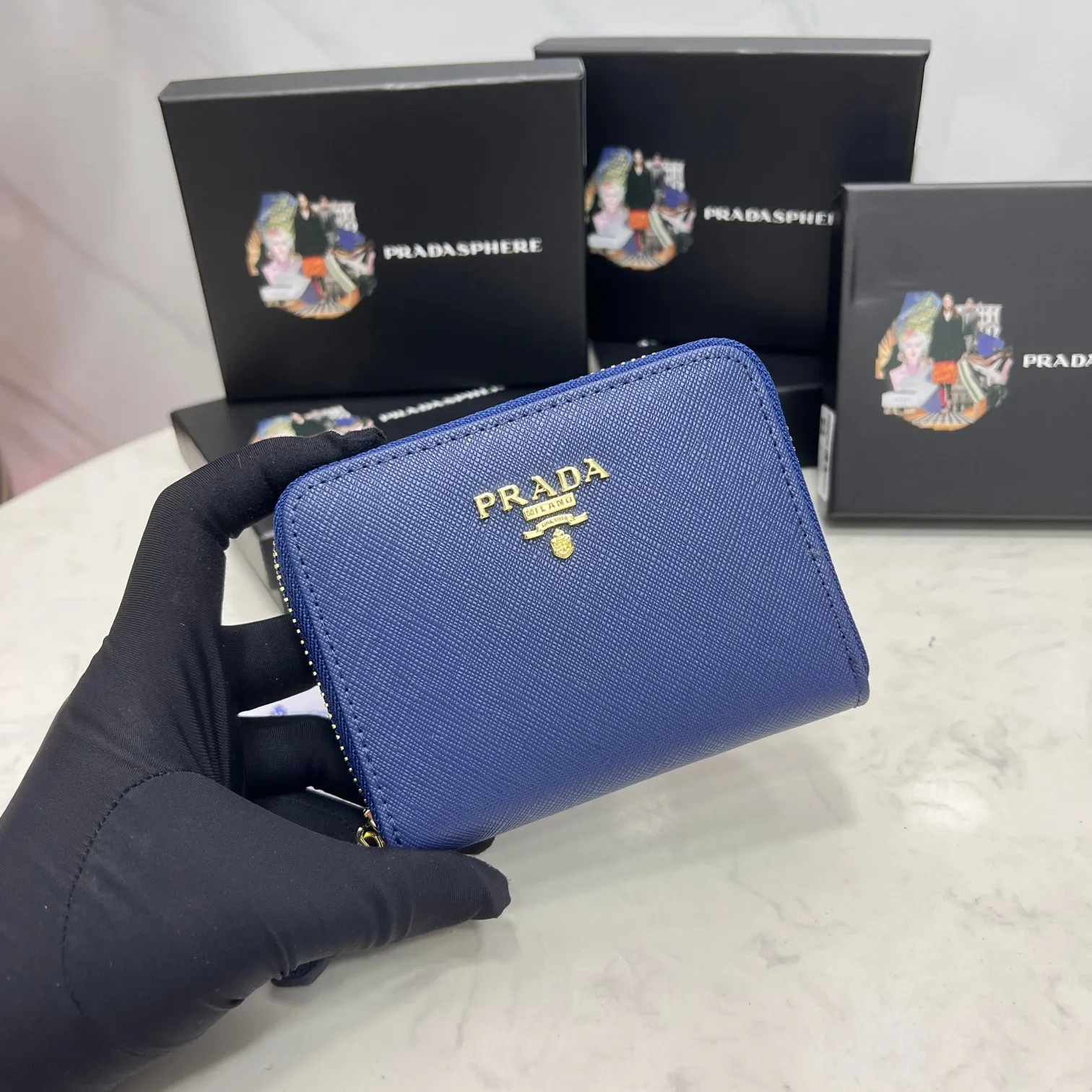 Batch 150 PRADA👏👏Hot-selling men’s card holder💼The latest style at the counter, synchronized with the official website, genuine product development, Italian top-quality original single cross-grain cowhide with excellent texture, threaded lining and imported hardware accessories! Exquisite wiring is even and neat, the oil edges are smooth, No.: LM207, Size: 10cm long, 8cm high, Color: red, black, plum red, blue, pink