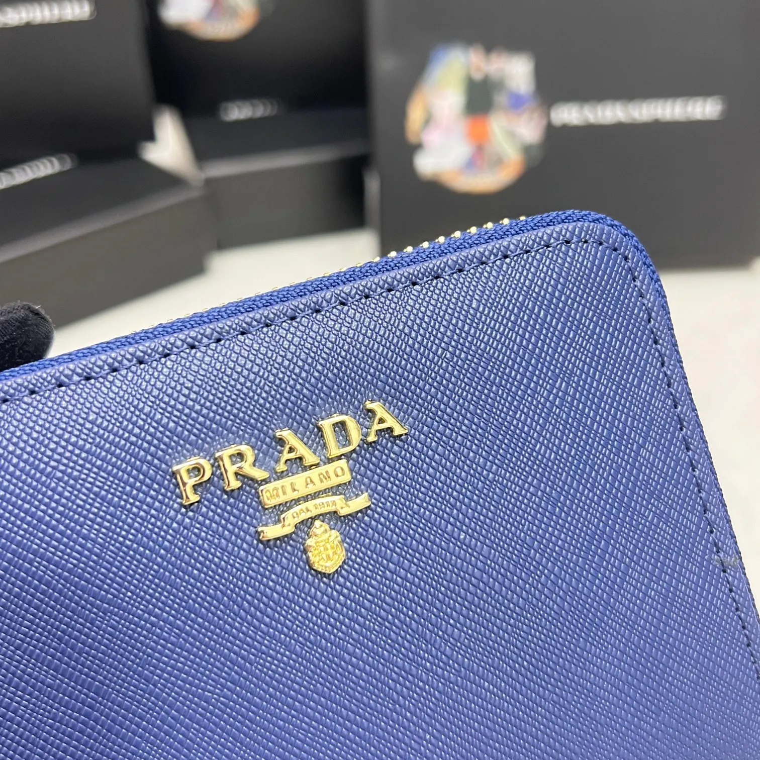 Batch 150 PRADA👏👏Hot-selling men’s card holder💼The latest style at the counter, synchronized with the official website, genuine product development, Italian top-quality original single cross-grain cowhide with excellent texture, threaded lining and imported hardware accessories! Exquisite wiring is even and neat, the oil edges are smooth, No.: LM207, Size: 10cm long, 8cm high, Color: red, black, plum red, blue, pink