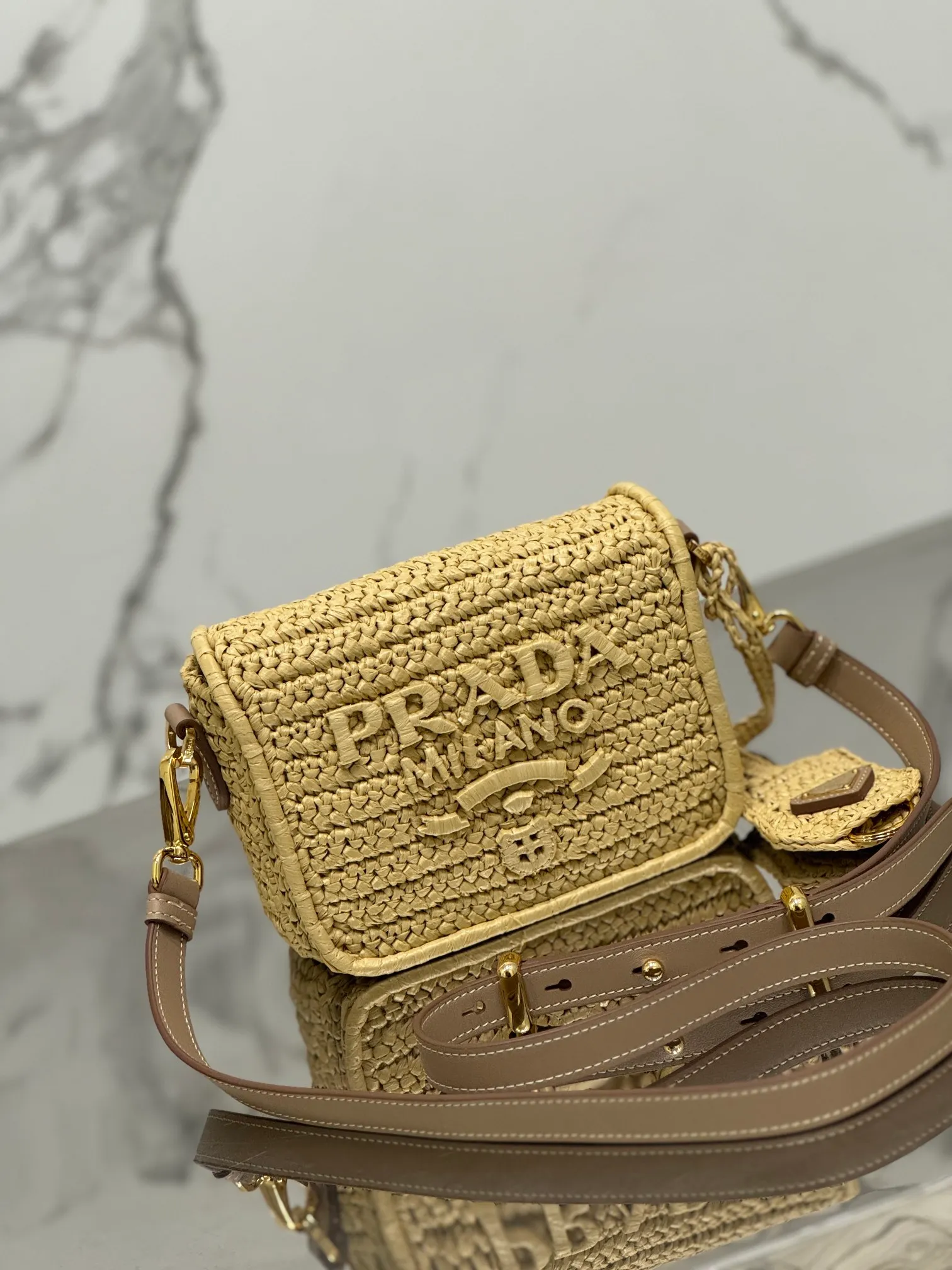 💰1700🌟Woven hijab bag. Small hijab crossbody bag, full of artistic flavor~The raffia weaving is very solid and super textured. ♡It can be worn with private clothes every day. The natural style design seems to be able to breathe💭 Size: 12×16.5×5cm Style number: 1BD335