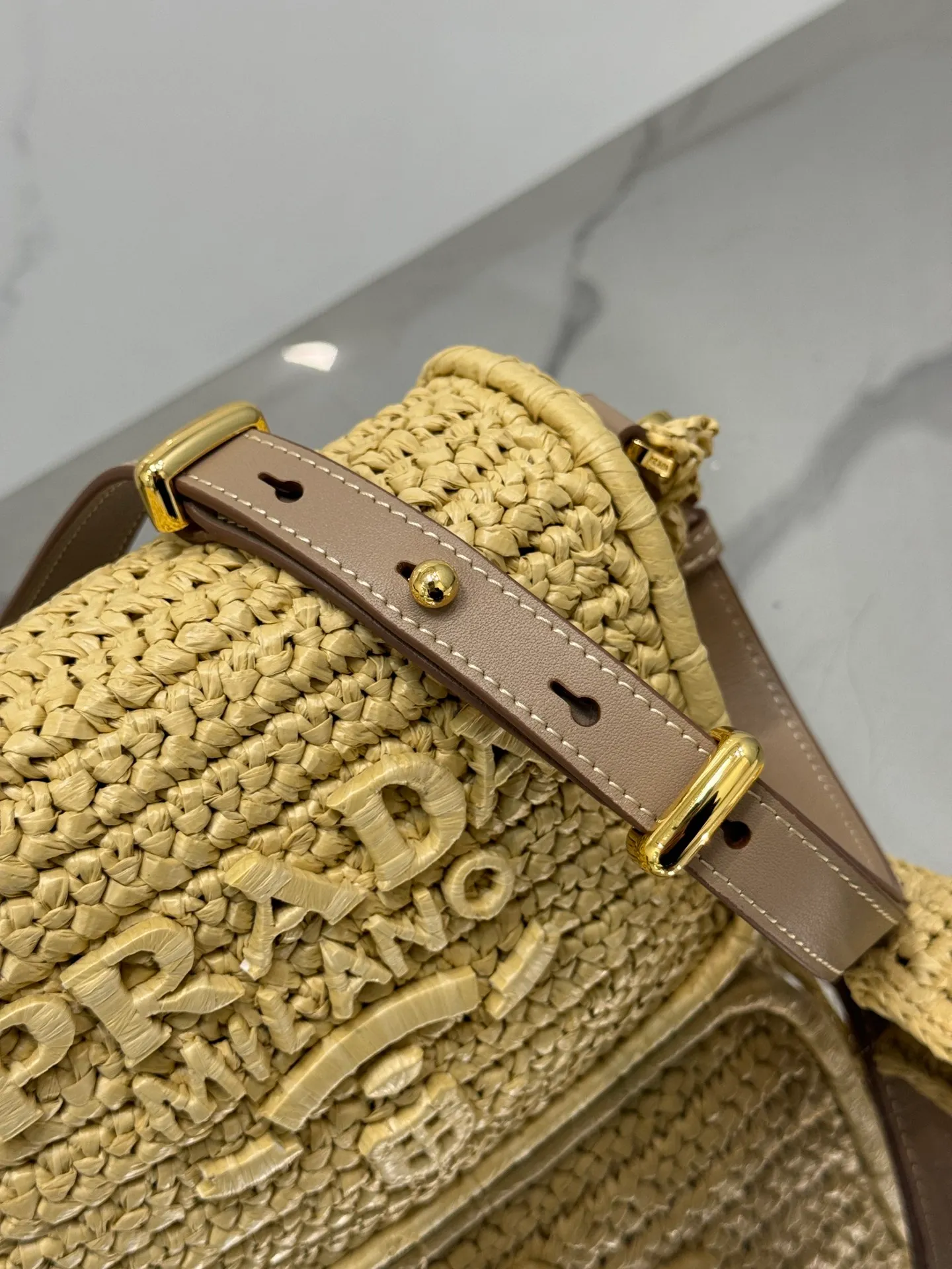 💰1700🌟Woven hijab bag. Small hijab crossbody bag, full of artistic flavor~The raffia weaving is very solid and super textured. ♡It can be worn with private clothes every day. The natural style design seems to be able to breathe💭 Size: 12×16.5×5cm Style number: 1BD335