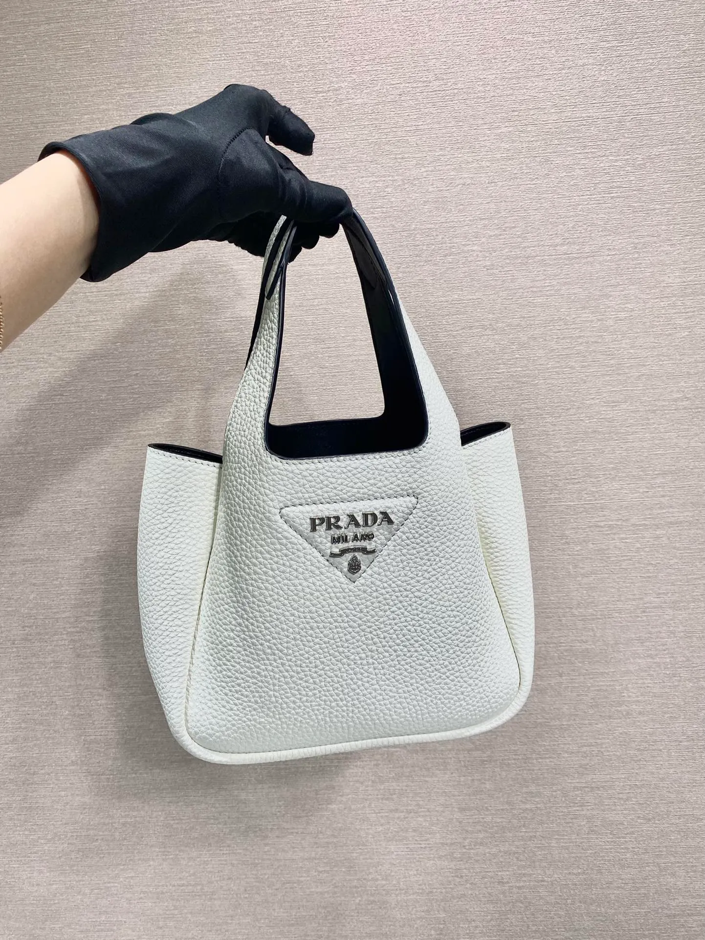 💰1520🎉mini vegetable basket🎉1BA349🎉🎉mini size😘😘 This mini vegetable basket is made of imported deerskin pattern, with imported lambskin inside. It has many grids and feels very soft/lightweight. The classic mini is good-looking and easy to use👏👏. The upper body effect is cute and cute. It’s so beautiful. Limited edition/popular model at the counter. Get it now🎉🎉 Length 18x Height 16x Bottom 10cm🎉🎉🎉👏👏👏