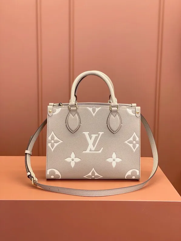 P¥1460👉nfc163C01 dynamic chip👈 [100% MB special grade, all-steel hardware, original leather] The Onthego small Tote bag draws inspiration from the 1968 classic Sac Plat handbag. It is made of Monogram Empreinte leather embossed with the Medium Bicolor Monogram pattern to create a miniature version, which can store daily needs such as iPad Mini. Flexible handles and detachable shoulder strap enrich carrying options. Embossed grained cowhide One-grain cowhide trim One microfiber lining One zippered interior patch pocket One pair of interior pockets One riveted corner One removable, adjustable shoulder strap! ! Model: M45779; Size: 25x19x11.5CM