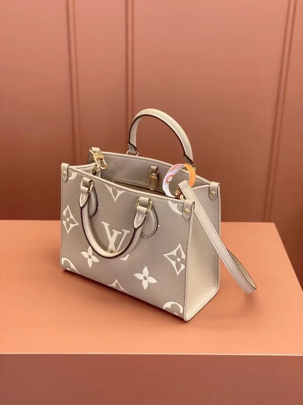 P¥1460👉nfc163C01 dynamic chip👈 [100% MB special grade, all-steel hardware, original leather] The Onthego small Tote bag draws inspiration from the 1968 classic Sac Plat handbag. It is made of Monogram Empreinte leather embossed with the Medium Bicolor Monogram pattern to create a miniature version, which can store daily needs such as iPad Mini. Flexible handles and detachable shoulder strap enrich carrying options. Embossed grained cowhide One-grain cowhide trim One microfiber lining One zippered interior patch pocket One pair of interior pockets One riveted corner One removable, adjustable shoulder strap! ! Model: M45779; Size: 25x19x11.5CM