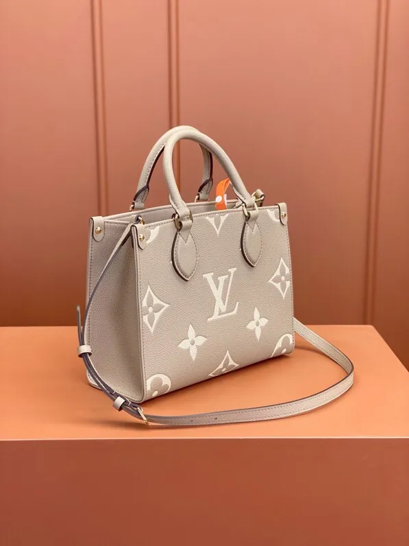 P¥1460👉nfc163C01 dynamic chip👈 [100% MB special grade, all-steel hardware, original leather] The Onthego small Tote bag draws inspiration from the 1968 classic Sac Plat handbag. It is made of Monogram Empreinte leather embossed with the Medium Bicolor Monogram pattern to create a miniature version, which can store daily needs such as iPad Mini. Flexible handles and detachable shoulder strap enrich carrying options. Embossed grained cowhide One-grain cowhide trim One microfiber lining One zippered interior patch pocket One pair of interior pockets One riveted corner One removable, adjustable shoulder strap! ! Model: M45779; Size: 25x19x11.5CM