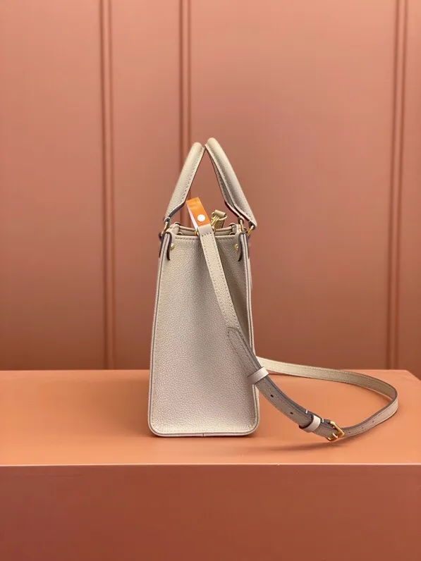 P¥1460👉nfc163C01 dynamic chip👈 [100% MB special grade, all-steel hardware, original leather] The Onthego small Tote bag draws inspiration from the 1968 classic Sac Plat handbag. It is made of Monogram Empreinte leather embossed with the Medium Bicolor Monogram pattern to create a miniature version, which can store daily needs such as iPad Mini. Flexible handles and detachable shoulder strap enrich carrying options. Embossed grained cowhide One-grain cowhide trim One microfiber lining One zippered interior patch pocket One pair of interior pockets One riveted corner One removable, adjustable shoulder strap! ! Model: M45779; Size: 25x19x11.5CM