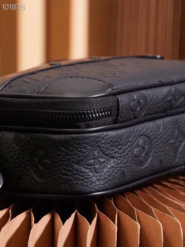 P¥860👉nfc dynamic chip version👈This Neo Alpha cross-body bag M82544 French original leather🇫🇷All steel hardware Size: 11*18.5*6.5cm [Essential details, every detail is impeccable]