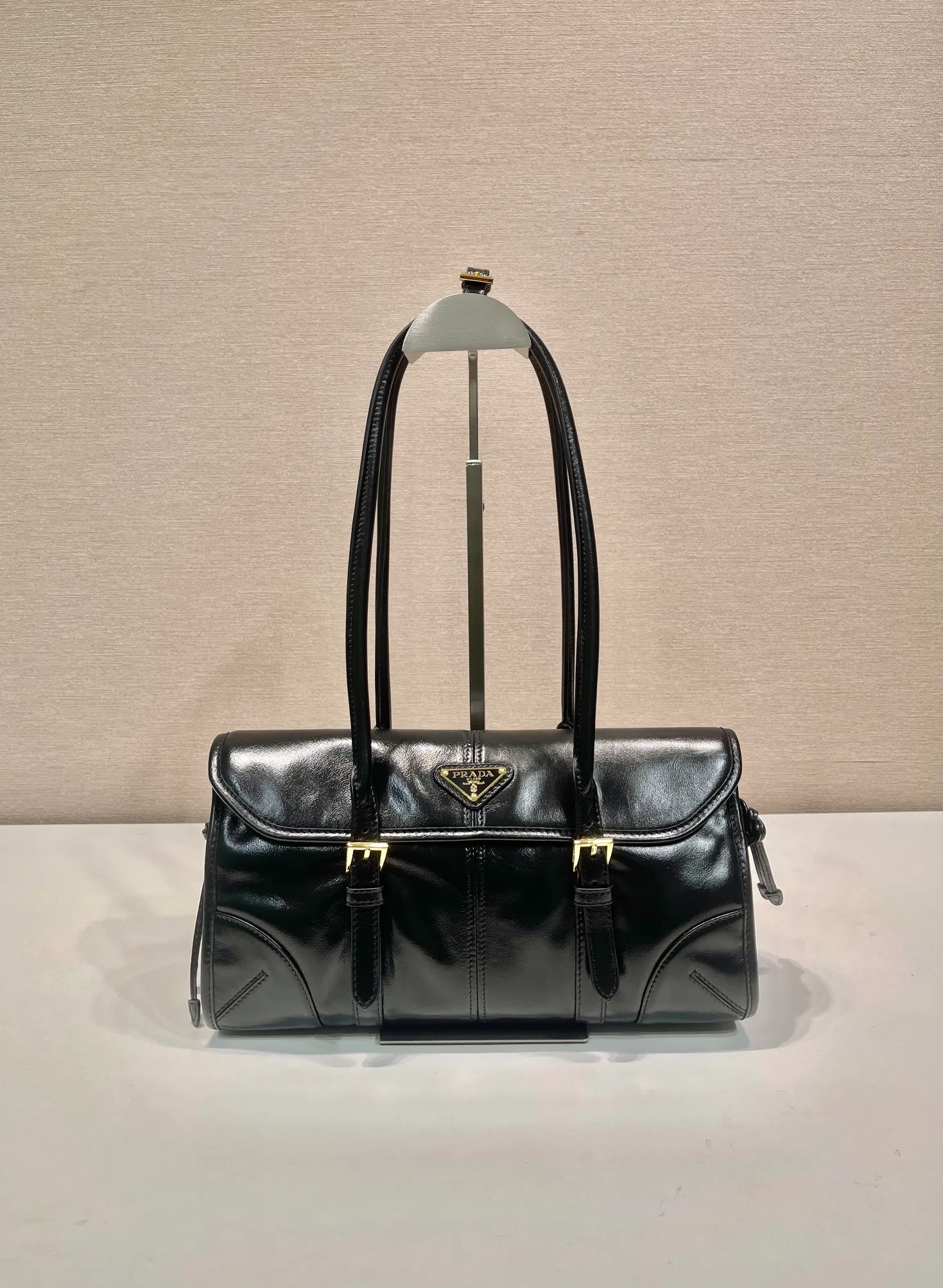 💰1840🎉New oil wax bag🎉1BD376🎉🎉 This leather handbag adopts a simple and exquisite design, and the shiny color exudes a classic atmosphere. Showing the modern casual attitude, the long handle is easy to carry on the shoulder. Leather pocket on the back, enameled triangular metal, magnetic closure flap design, very large capacity. Juju is easy to use👏It is definitely a must-have for fashionistas, so hurry up and take this one home! Length 31x Height 15x Bottom 12cm🎉🎉🎉👏👏👏