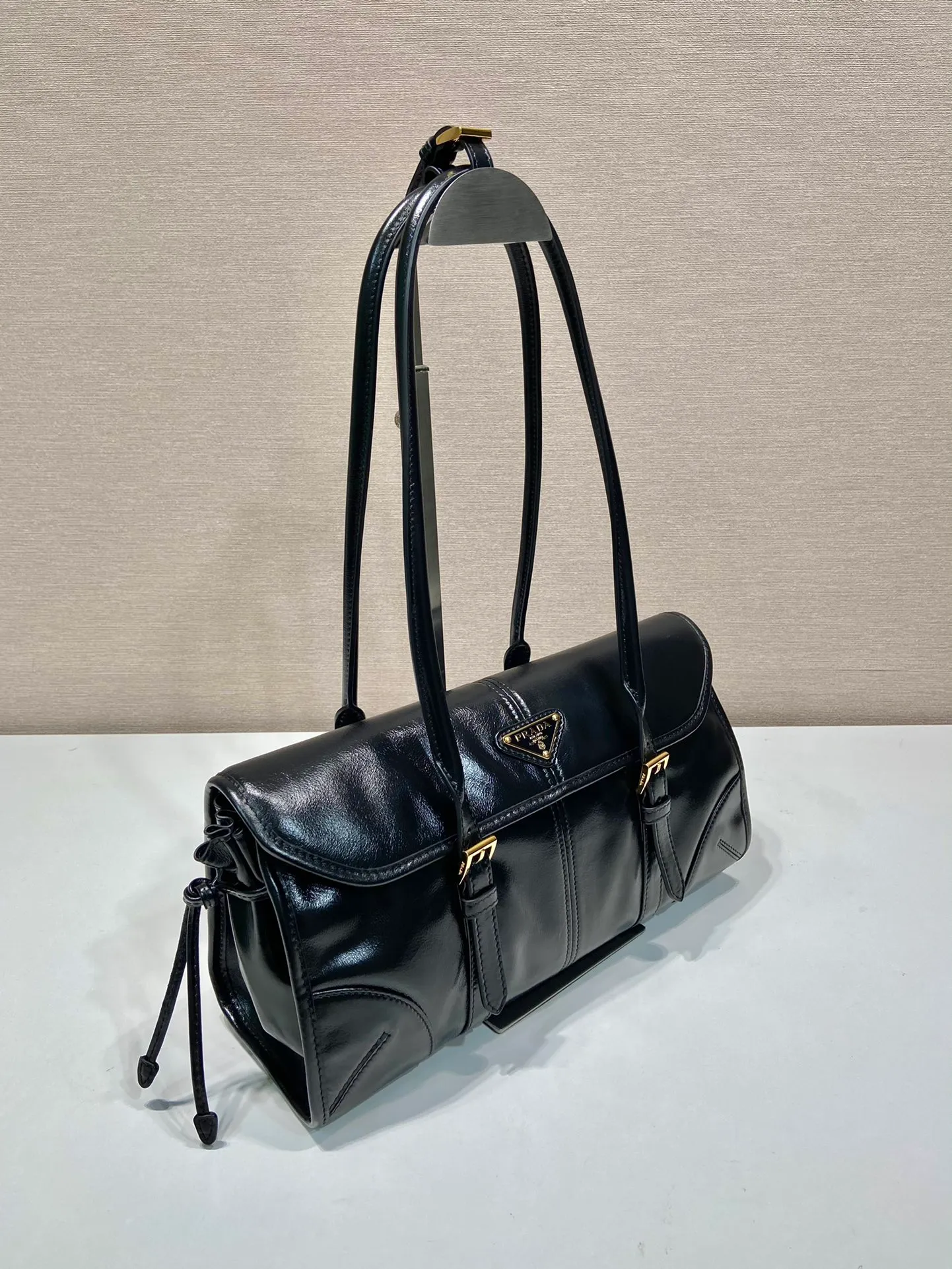 💰1840🎉New oil wax bag🎉1BD376🎉🎉 This leather handbag adopts a simple and exquisite design, and the shiny color exudes a classic atmosphere. Showing the modern casual attitude, the long handle is easy to carry on the shoulder. Leather pocket on the back, enameled triangular metal, magnetic closure flap design, very large capacity. Juju is easy to use👏It is definitely a must-have for fashionistas, so hurry up and take this one home! Length 31x Height 15x Bottom 12cm🎉🎉🎉👏👏👏