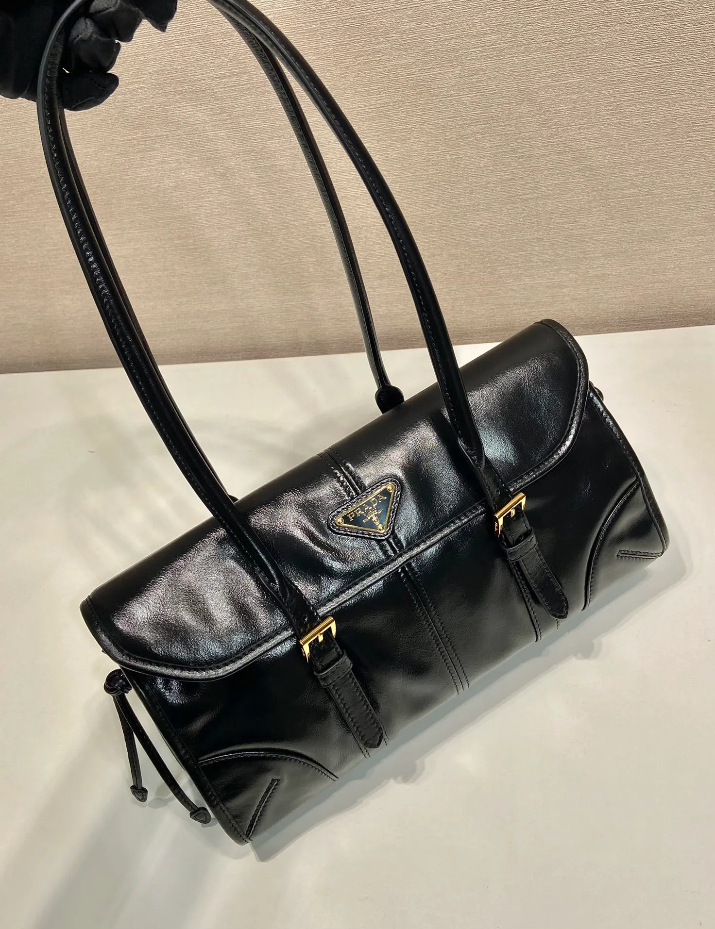 💰1840🎉New oil wax bag🎉1BD376🎉🎉 This leather handbag adopts a simple and exquisite design, and the shiny color exudes a classic atmosphere. Showing the modern casual attitude, the long handle is easy to carry on the shoulder. Leather pocket on the back, enameled triangular metal, magnetic closure flap design, very large capacity. Juju is easy to use👏It is definitely a must-have for fashionistas, so hurry up and take this one home! Length 31x Height 15x Bottom 12cm🎉🎉🎉👏👏👏