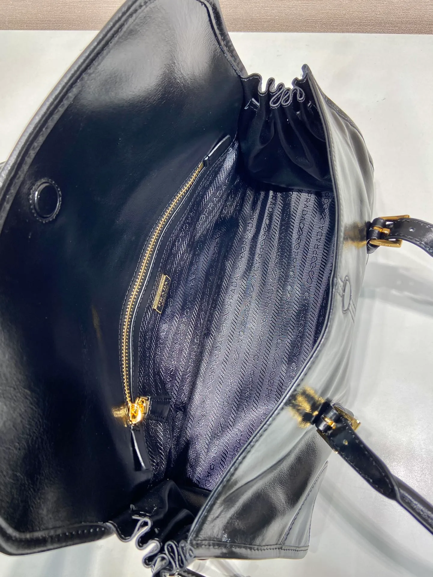 💰1840🎉New oil wax bag🎉1BD376🎉🎉 This leather handbag adopts a simple and exquisite design, and the shiny color exudes a classic atmosphere. Showing the modern casual attitude, the long handle is easy to carry on the shoulder. Leather pocket on the back, enameled triangular metal, magnetic closure flap design, very large capacity. Juju is easy to use👏It is definitely a must-have for fashionistas, so hurry up and take this one home! Length 31x Height 15x Bottom 12cm🎉🎉🎉👏👏👏