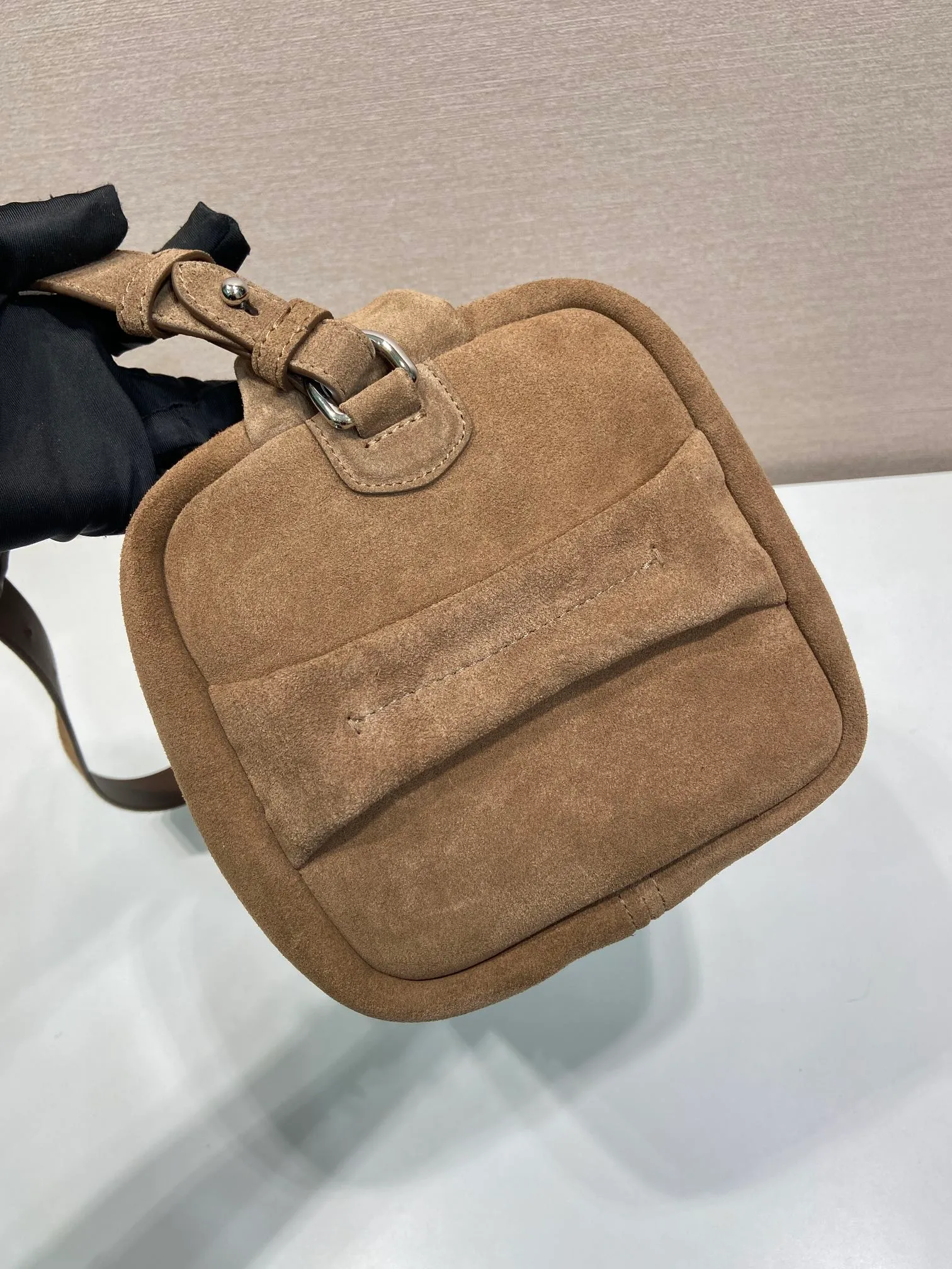 💰1560🎉New Boston🎉2VH194 Suede Large Size🎉🎉 This Boston handbag is fashionable and elegant. Its design is inspired by retro design and details. The suede leather has a soft effect, giving the accessory a soft and unique appearance. It is also embellished with a metal letter logo. Equipped with a detachable long shoulder strap, the capacity is large, and the upper body effect is light and practical. Babies, hurry up and get it. The large size is for men and women🎉🎉 Length 33x Height 17x Bottom 17cm🎉🎉🎉👏👏👏