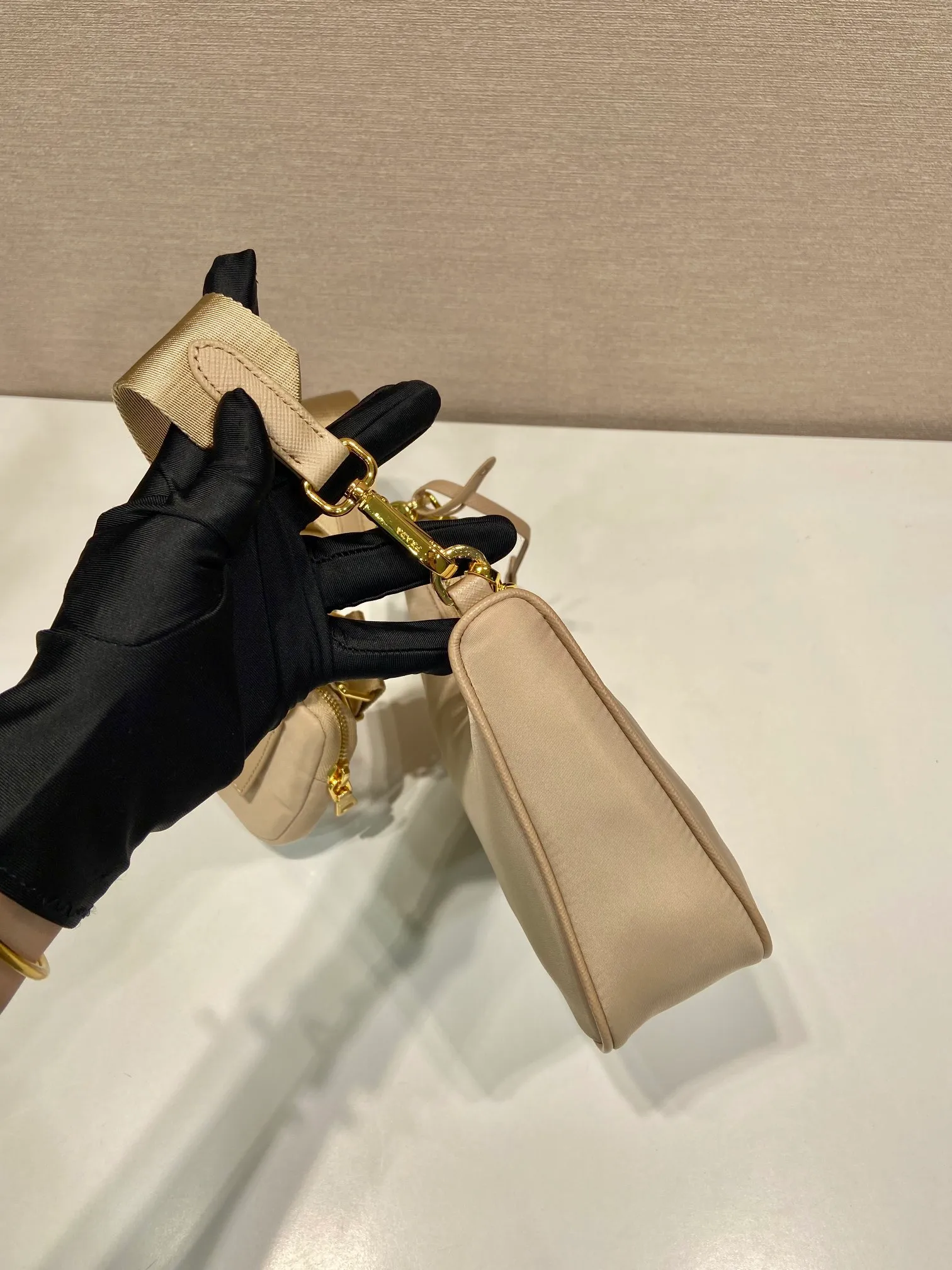 💰1000🎉Hot-selling gold hardware🎉🎉New 1BH204 gold hardware, nylon Hobo handbag/armpit bag😘😘Hobo, a group of Internet celebrity sisters who are crazy about planting and popular in the fashion circle, has a new model! 👏👏The design of this Hobo bag is great👍👍One bag with three uses😘😘waist bag/crossbody/single shoulder bag👍👍The handle is replaced by a gold chain, which makes the armpit bag more sexy. It also has a long shoulder strap. What I love most is that the shoulder strap also has a small pendant (small bag), which can also be hung on other bags and pants as accessories. 🙊🙊There is no problem in matching various clothes in normal times😘😘Babies, hurry up and get it, it’s so beautiful🙊🙊Dimensions: Length 22X Height 12x Bottom 6cm👏👏👏💰💰💰