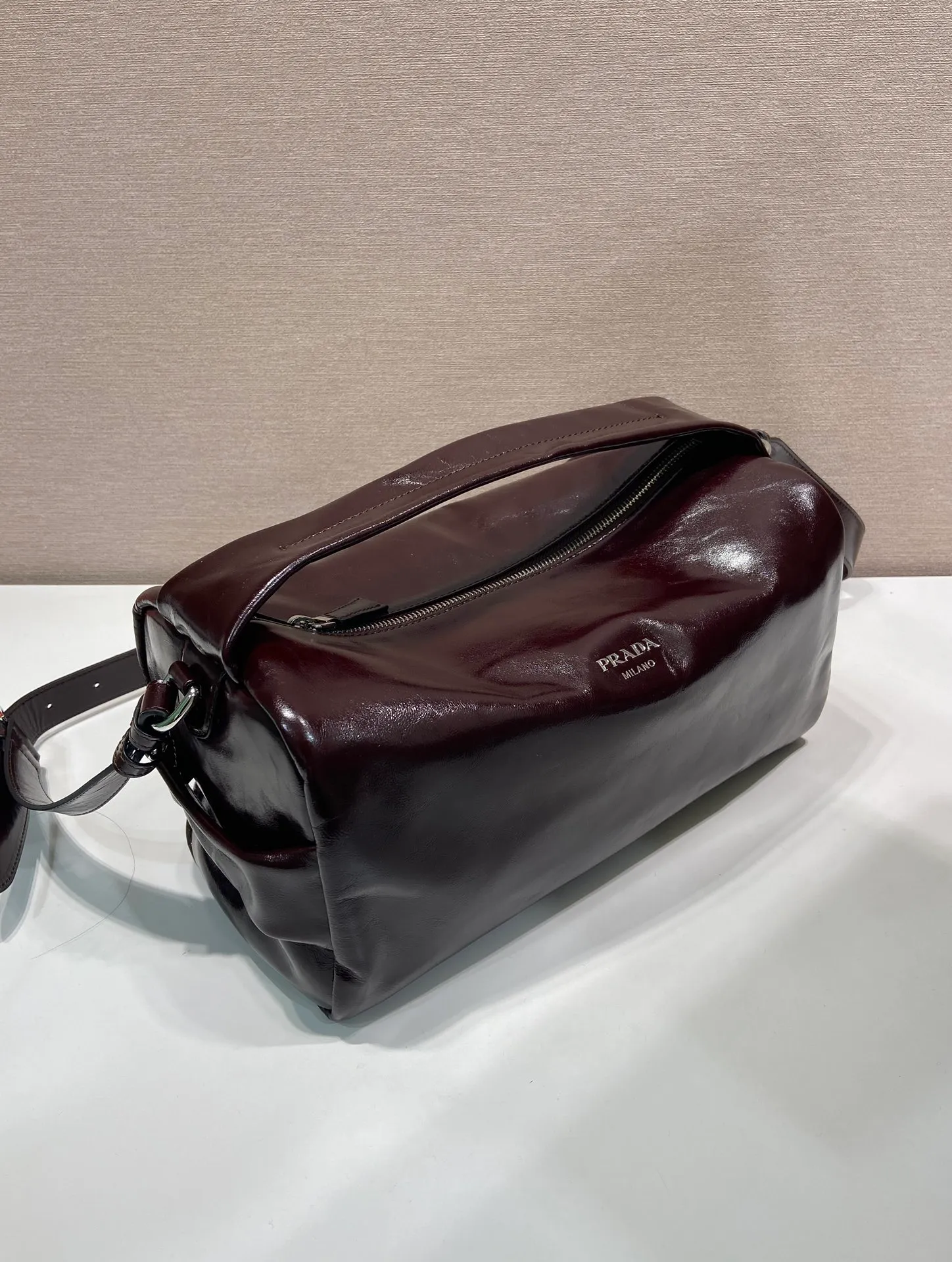 💰1760🎉New Boston🎉2VH194 waxed leather large size🎉🎉 This Boston handbag is fashionable and elegant. Its design is inspired by retro designs and details. The waxed cowhide has a glossy effect, giving the accessory a soft and unique appearance. It is also embellished with a metal letter logo. Equipped with a detachable long shoulder strap, the capacity is large, and the upper body effect is light and practical. Babies, hurry up and get it. The large size is for men and women🎉🎉 Length 33x Height 17x Bottom 17cm🎉🎉🎉👏👏👏