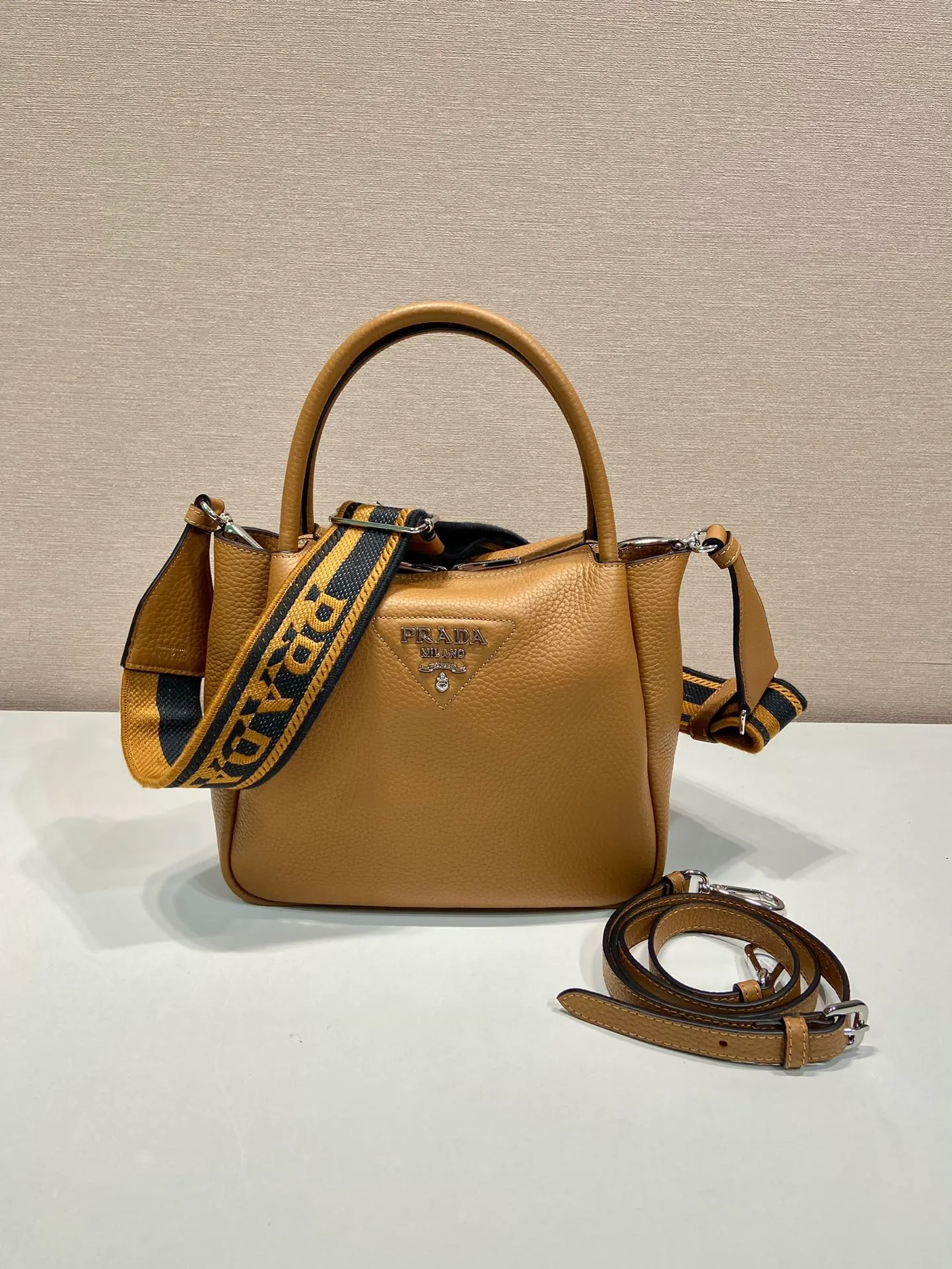 💰1860🎉New double shoulder strap🎉1BC145 double shoulder strap🎉Small size This double shoulder strap is made of imported deerskin grain cowhide and equipped with two interchangeable and adjustable long shoulder straps. The combination of fabric webbing and cowhide is perfect😘, versatile for mixing and matching different clothes on different occasions😘, large capacity, many compartments, super soft feel🎉Hurry up and get it🎉 Length 23x Height 21x Bottom 10cm🎉🎉🎉👏👏👏