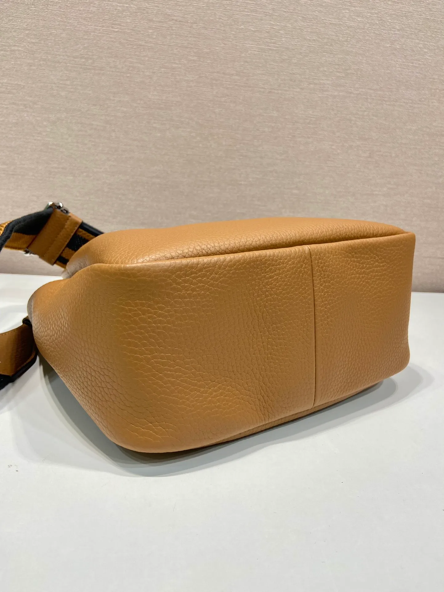💰1860🎉New double shoulder strap🎉1BC145 double shoulder strap🎉Small size This double shoulder strap is made of imported deerskin grain cowhide and equipped with two interchangeable and adjustable long shoulder straps. The combination of fabric webbing and cowhide is perfect😘, versatile for mixing and matching different clothes on different occasions😘, large capacity, many compartments, super soft feel🎉Hurry up and get it🎉 Length 23x Height 21x Bottom 10cm🎉🎉🎉👏👏👏