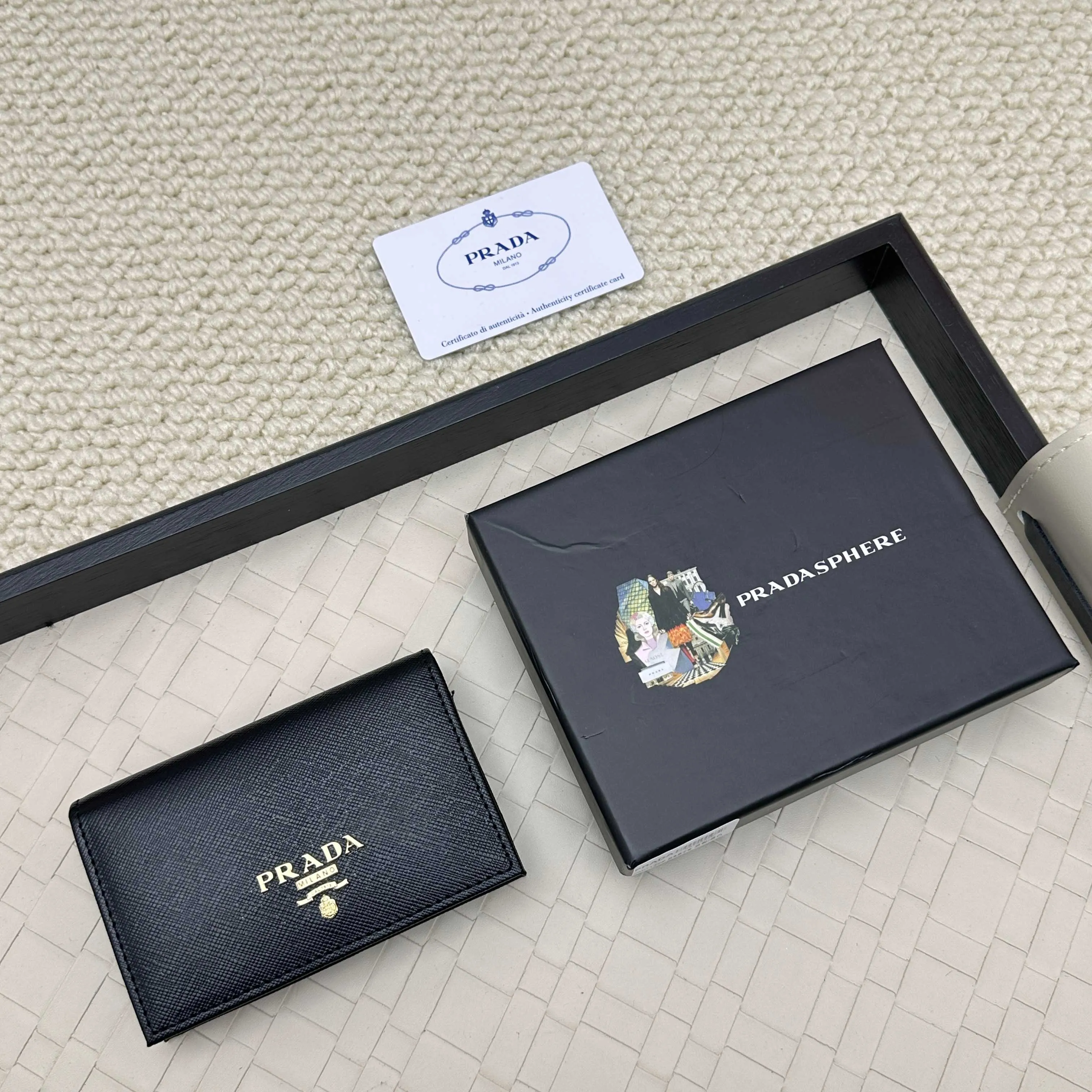 💰120 PRADA’s popular men’s card holder💼The latest style at the counter, synchronized with the official website, genuine development, model 2MC122#. Color/picture, real shot 💋 Italian top-quality original single cross-grain cowhide with excellent texture, threaded lining and imported white steel hardware accessories! Exquisite wiring, even and neat lines, smooth oil edges, size: 11cm long, 6.5cm high