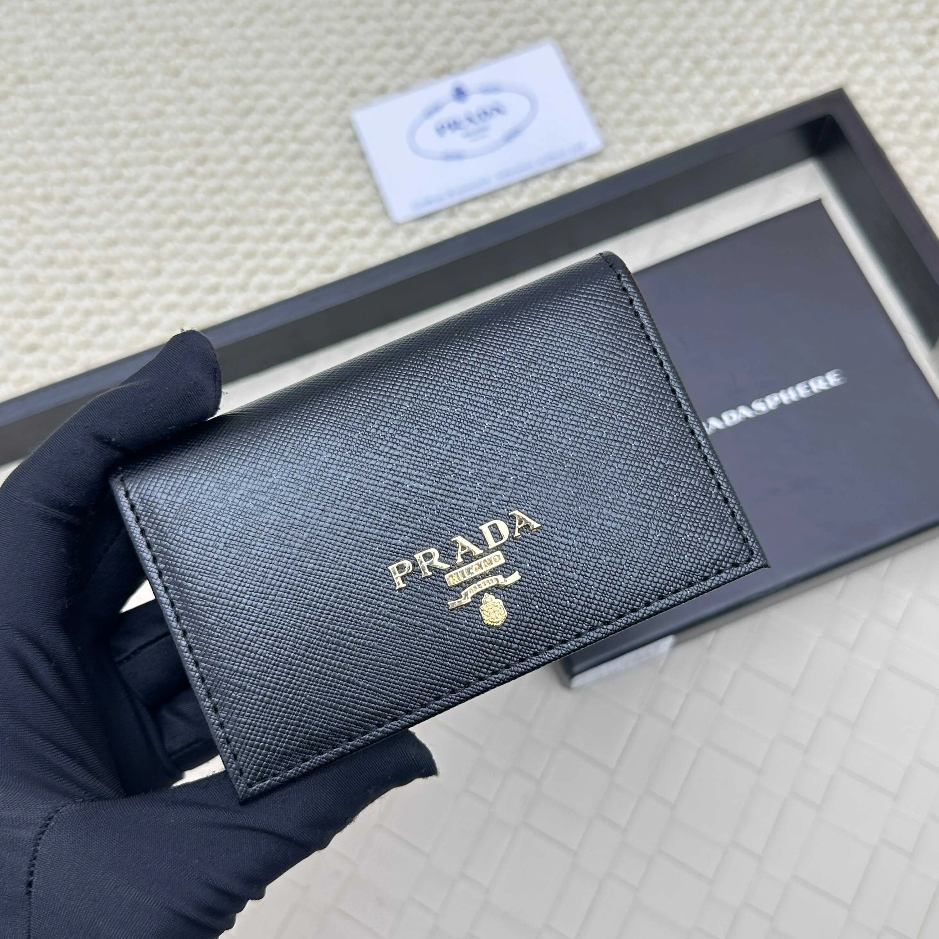 💰120 PRADA’s popular men’s card holder💼The latest style at the counter, synchronized with the official website, genuine development, model 2MC122#. Color/picture, real shot 💋 Italian top-quality original single cross-grain cowhide with excellent texture, threaded lining and imported white steel hardware accessories! Exquisite wiring, even and neat lines, smooth oil edges, size: 11cm long, 6.5cm high