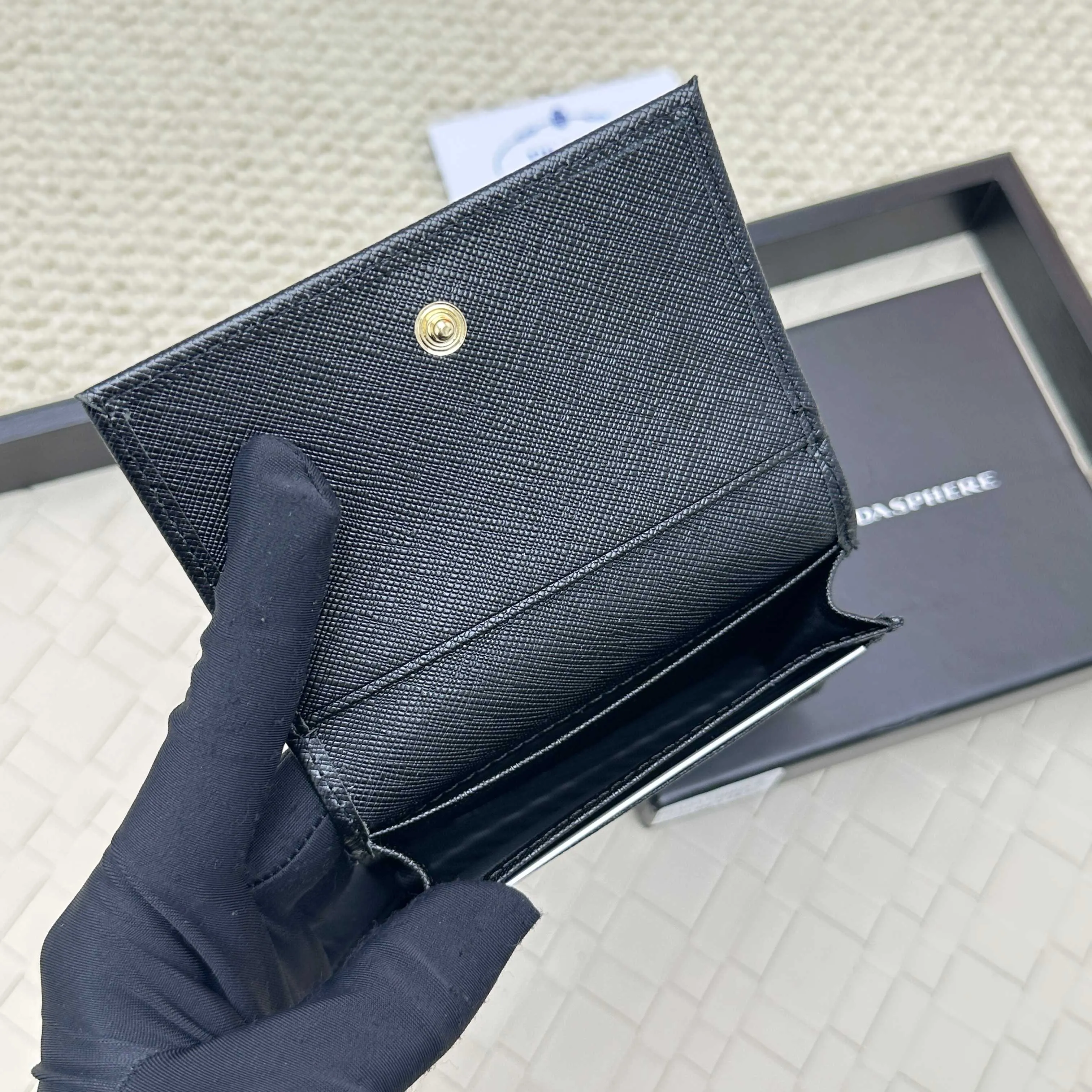 💰120 PRADA’s popular men’s card holder💼The latest style at the counter, synchronized with the official website, genuine development, model 2MC122#. Color/picture, real shot 💋 Italian top-quality original single cross-grain cowhide with excellent texture, threaded lining and imported white steel hardware accessories! Exquisite wiring, even and neat lines, smooth oil edges, size: 11cm long, 6.5cm high