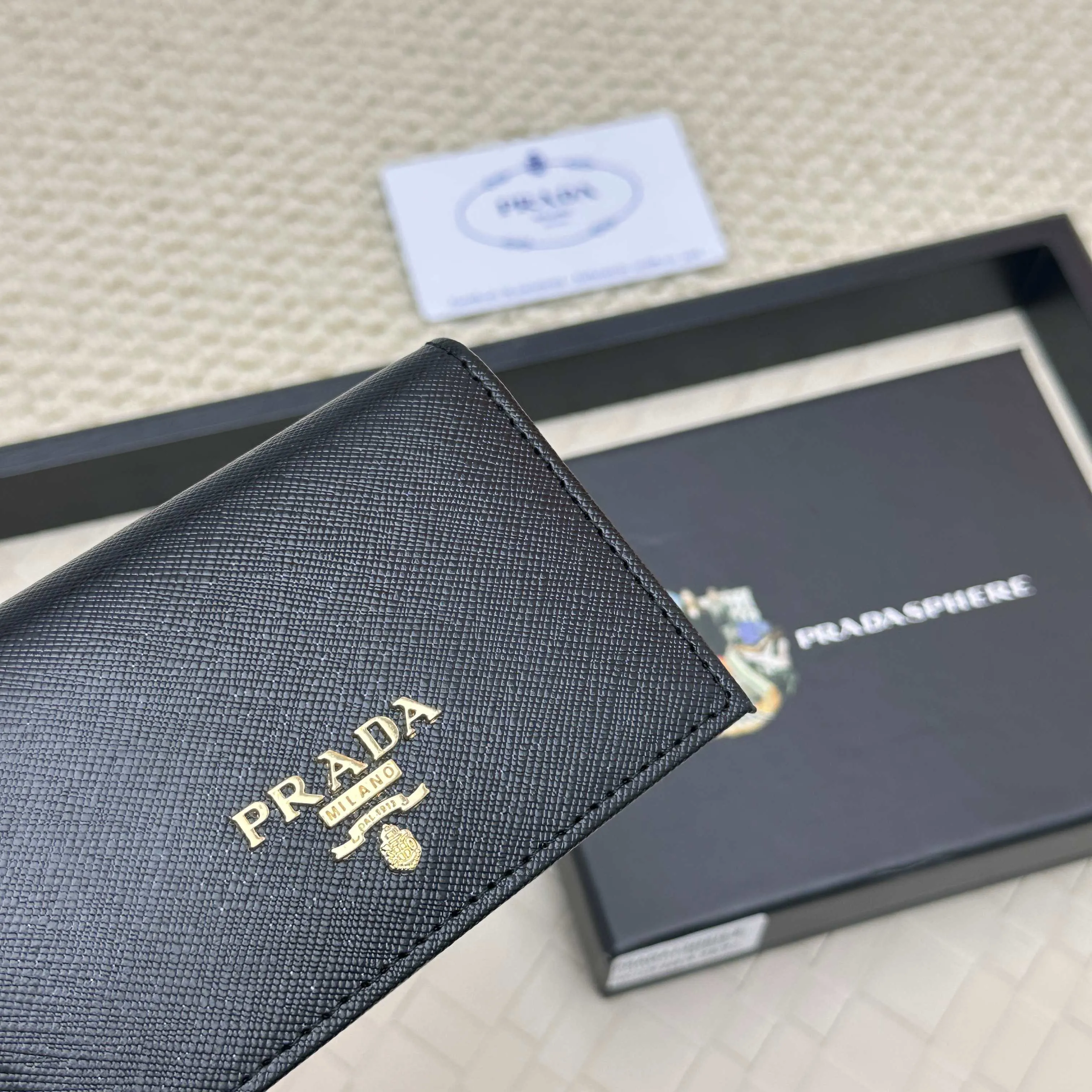 💰120 PRADA’s popular men’s card holder💼The latest style at the counter, synchronized with the official website, genuine development, model 2MC122#. Color/picture, real shot 💋 Italian top-quality original single cross-grain cowhide with excellent texture, threaded lining and imported white steel hardware accessories! Exquisite wiring, even and neat lines, smooth oil edges, size: 11cm long, 6.5cm high