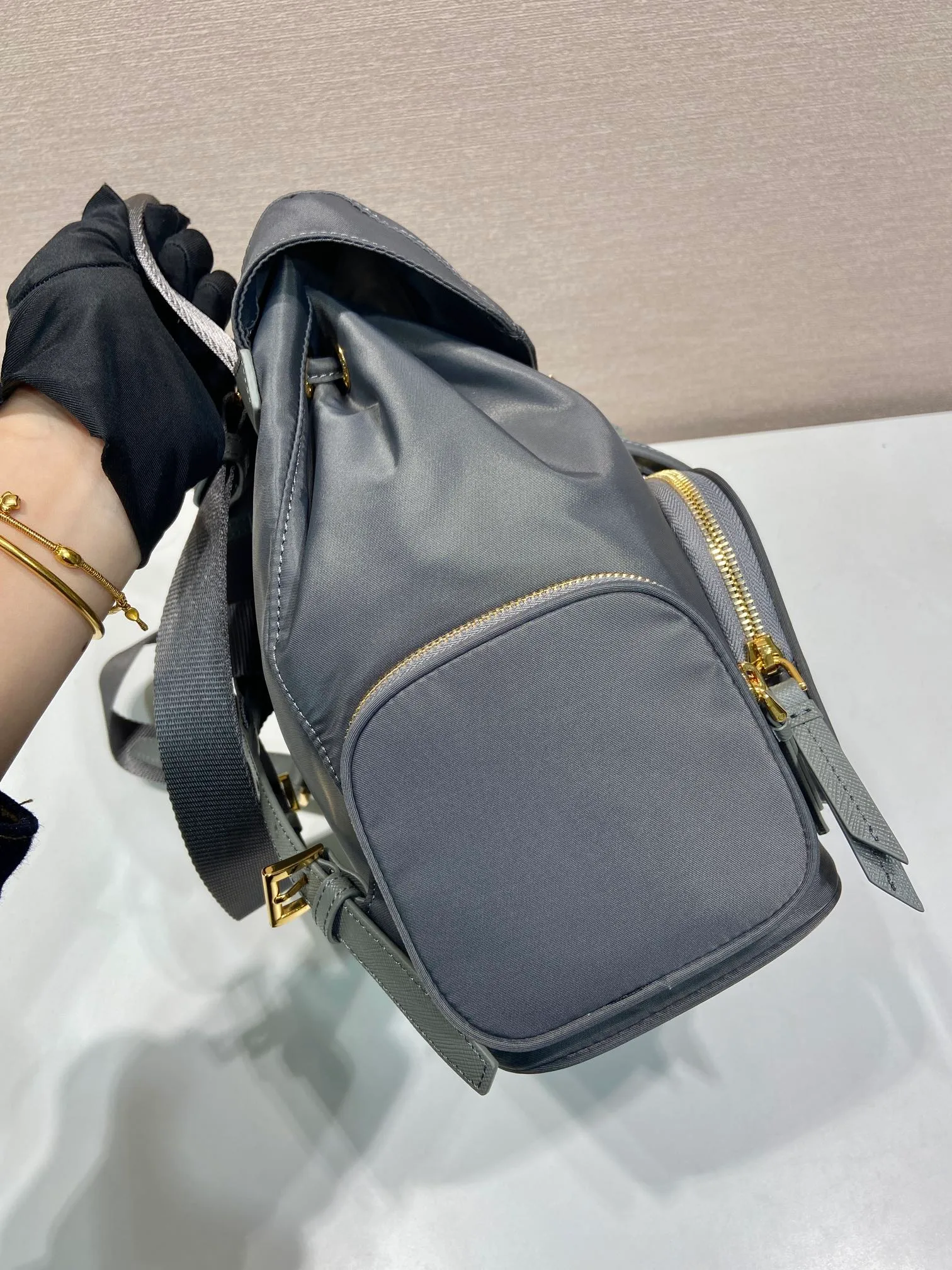 💰1300🎉New product🎉1BZ081 Backpack🎉🎉 This backpack is made of imported nylon fabric. The body of the bag is designed with three zipper pockets. The bag opening is opened and closed with a flip drawstring. It has top-grade hardware, large capacity, and many pockets. It is very practical. Length 24.5x Height 29x Bottom 12cm🎉🎉🎉💰💰💰