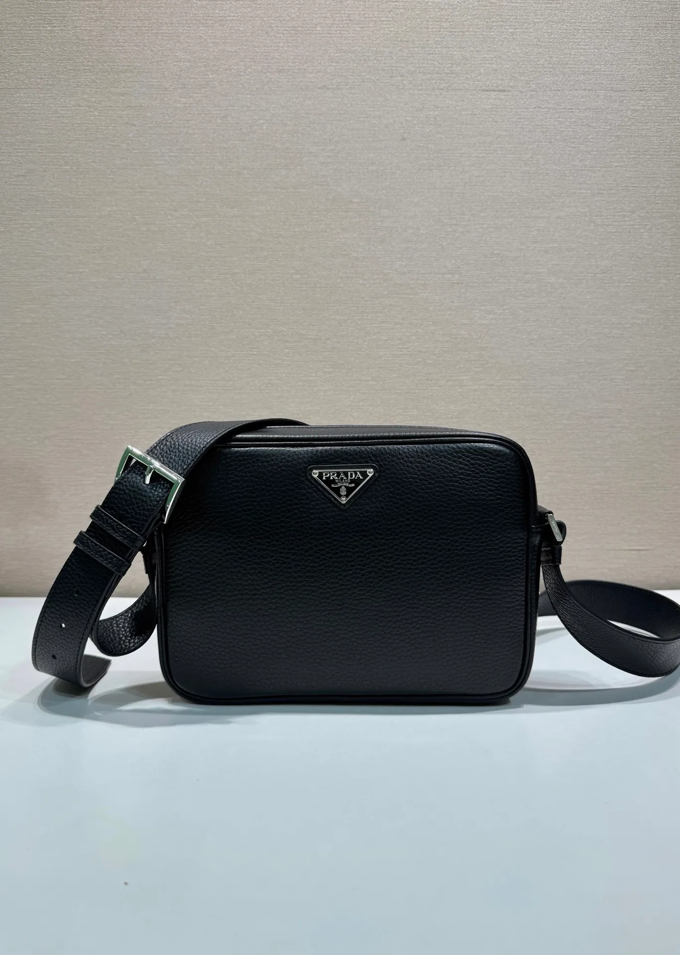 💰1520🎉New box bag🎉2VH189🎉🎉 This shoulder bag is simple, compact, exquisite and versatile, and is made of soft and delicate leather. It's embellished with the iconic triangle logo and modern details accentuate the simple silhouette. Adjustable shoulder strap with metal buckle. Zipper opening and closing, internal zipper pocket, large capacity, another popular style that will never go out of style🎉🎉worth owning, get it now🎉🎉 length 25x height 18x ​​bottom 7.5cm🎉🎉🎉💰💰💰