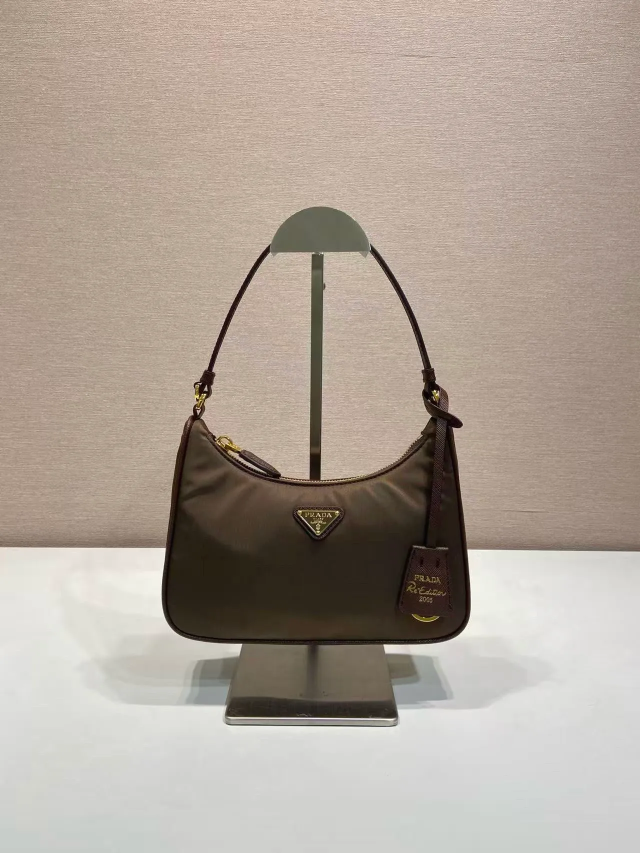 💰760🎉Upgraded version of Hobo🎉1N204M gold hardware🎉🎉 This Re-Edition 2005 handbag combines versatile design and classic details. Made from recycled nylon with elegant gold-plated hardware. The inner bag has a zipper closure and a leather handle. It can be carried by hand or carried on the shoulder. It is super easy to use and will never go out of style. 🎉🎉 Length 22x Height 18x ​​Bottom 6.5cm🎉🎉🎉👏👏👏