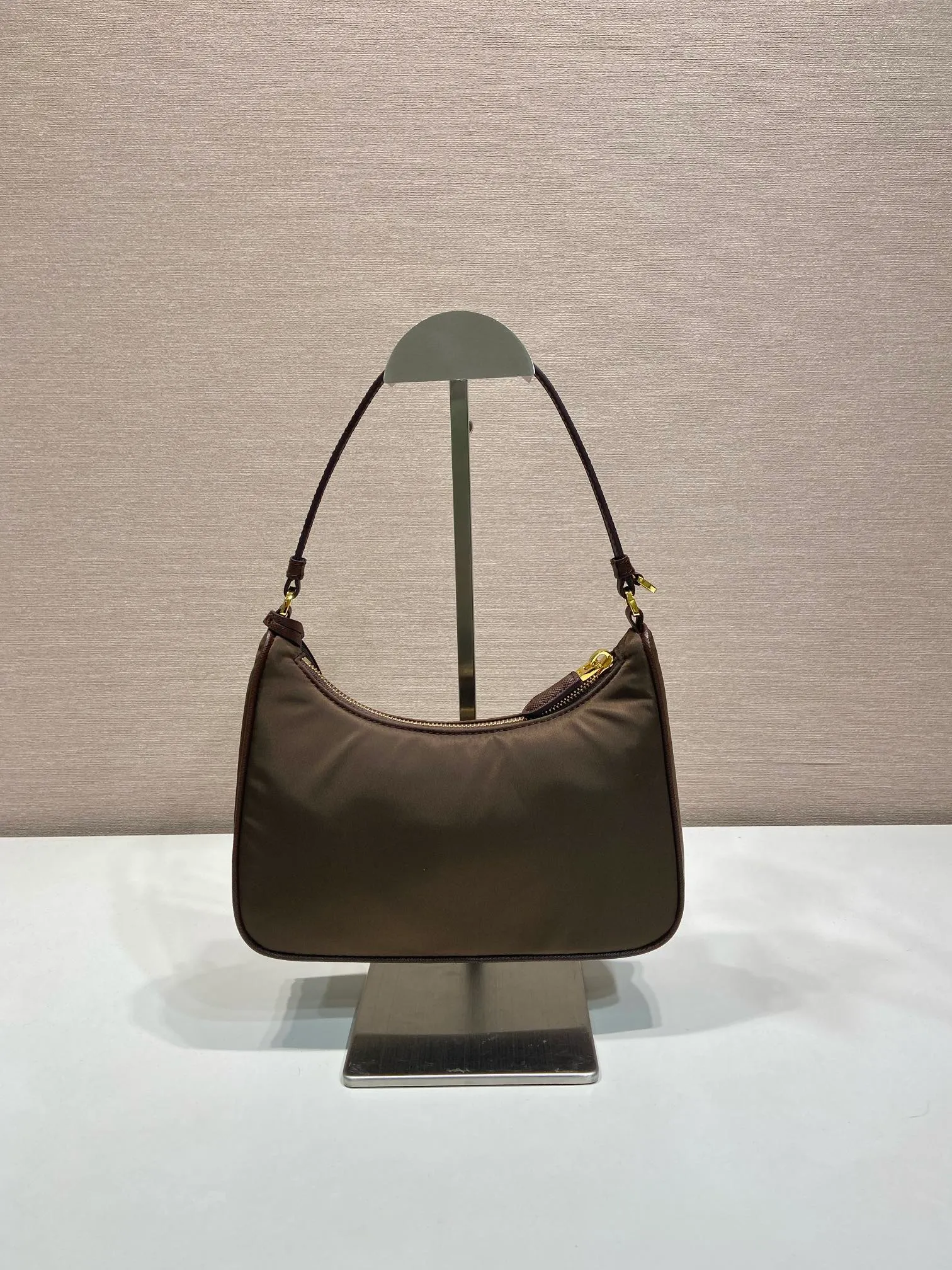 💰760🎉Upgraded version of Hobo🎉1N204M gold hardware🎉🎉 This Re-Edition 2005 handbag combines versatile design and classic details. Made from recycled nylon with elegant gold-plated hardware. The inner bag has a zipper closure and a leather handle. It can be carried by hand or carried on the shoulder. It is super easy to use and will never go out of style. 🎉🎉 Length 22x Height 18x ​​Bottom 6.5cm🎉🎉🎉👏👏👏