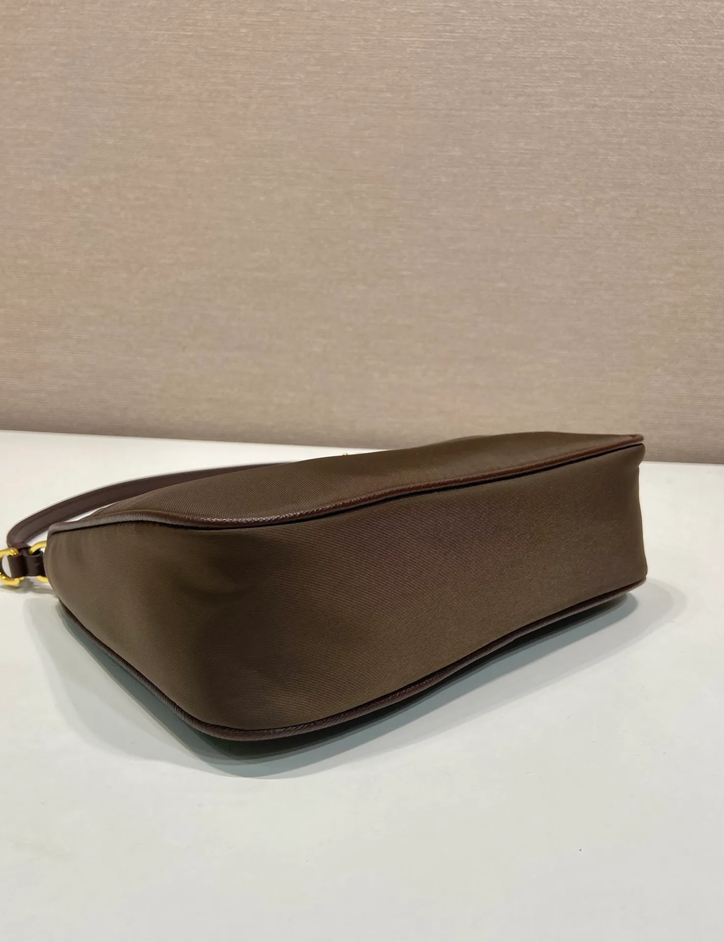 💰760🎉Upgraded version of Hobo🎉1N204M gold hardware🎉🎉 This Re-Edition 2005 handbag combines versatile design and classic details. Made from recycled nylon with elegant gold-plated hardware. The inner bag has a zipper closure and a leather handle. It can be carried by hand or carried on the shoulder. It is super easy to use and will never go out of style. 🎉🎉 Length 22x Height 18x ​​Bottom 6.5cm🎉🎉🎉👏👏👏