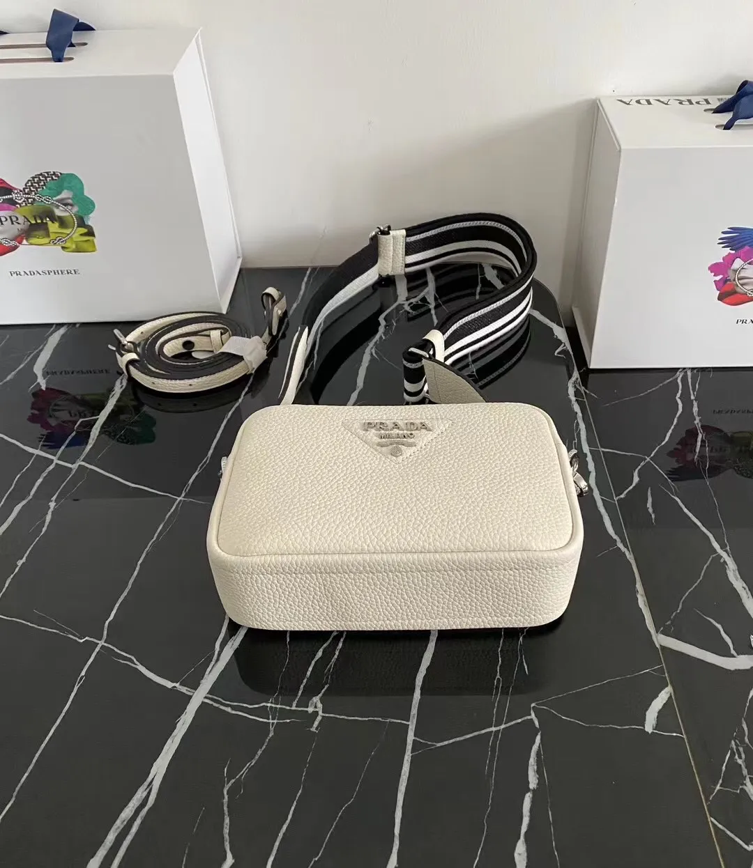 P1160¥ [Top original order] 🎉 New single-pull double shoulder straps 🎉 1BH192 single-layer small size has arrived 🎉 This single-layer double shoulder strap is made of imported deerskin grain cowhide and equipped with two interchangeable and adjustable long shoulder straps. The combination of fabric webbing and cowhide is perfect😘, versatile for mixing and matching different clothes on different occasions😘, large capacity, super soft feel🎉Hurry up and get it🎉Dimensions: length 19x height 12x bottom 6cm