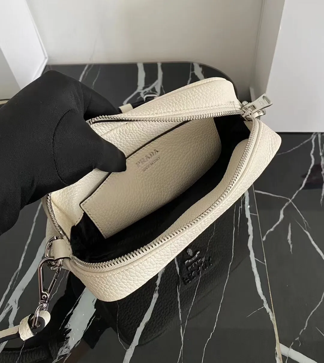 P1160¥ [Top original order] 🎉 New single-pull double shoulder straps 🎉 1BH192 single-layer small size has arrived 🎉 This single-layer double shoulder strap is made of imported deerskin grain cowhide and equipped with two interchangeable and adjustable long shoulder straps. The combination of fabric webbing and cowhide is perfect😘, versatile for mixing and matching different clothes on different occasions😘, large capacity, super soft feel🎉Hurry up and get it🎉Dimensions: length 19x height 12x bottom 6cm