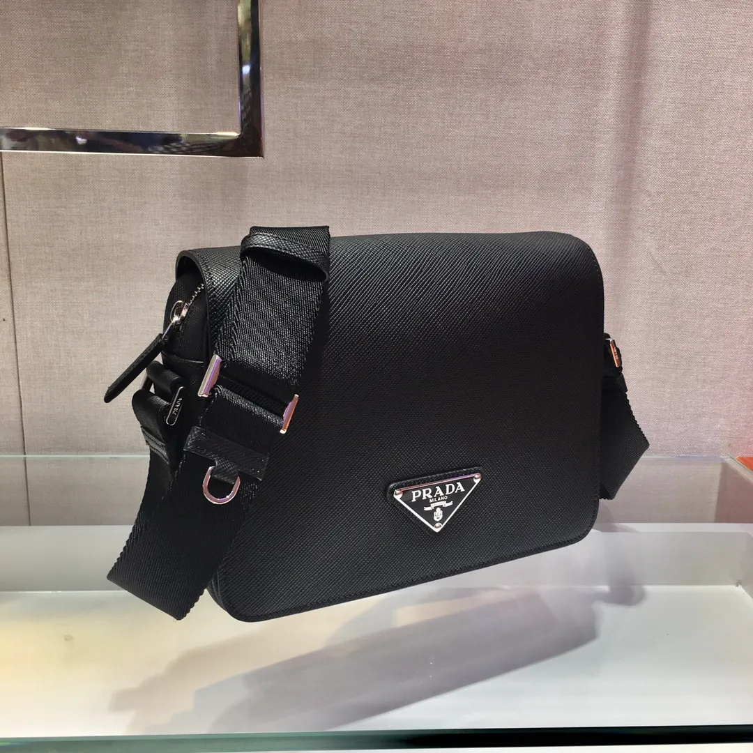 💰1700🎉New satchel messenger bag🎉2VD038, this Saffiano leather shoulder bag interprets an exquisite structured silhouette. An adjustable nylon shoulder strap gives the bag its unique personality. Triangular enamel logo on the front, internal logo nameplate, zipper closure, simple and elegant, men, hurry up and get it😘😘 Length 24x Height 18x ​​Bottom 6cm