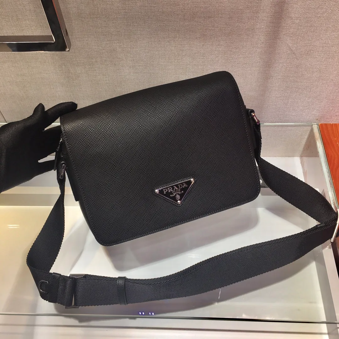 💰1700🎉New satchel messenger bag🎉2VD038, this Saffiano leather shoulder bag interprets an exquisite structured silhouette. An adjustable nylon shoulder strap gives the bag its unique personality. Triangular enamel logo on the front, internal logo nameplate, zipper closure, simple and elegant, men, hurry up and get it😘😘 Length 24x Height 18x ​​Bottom 6cm